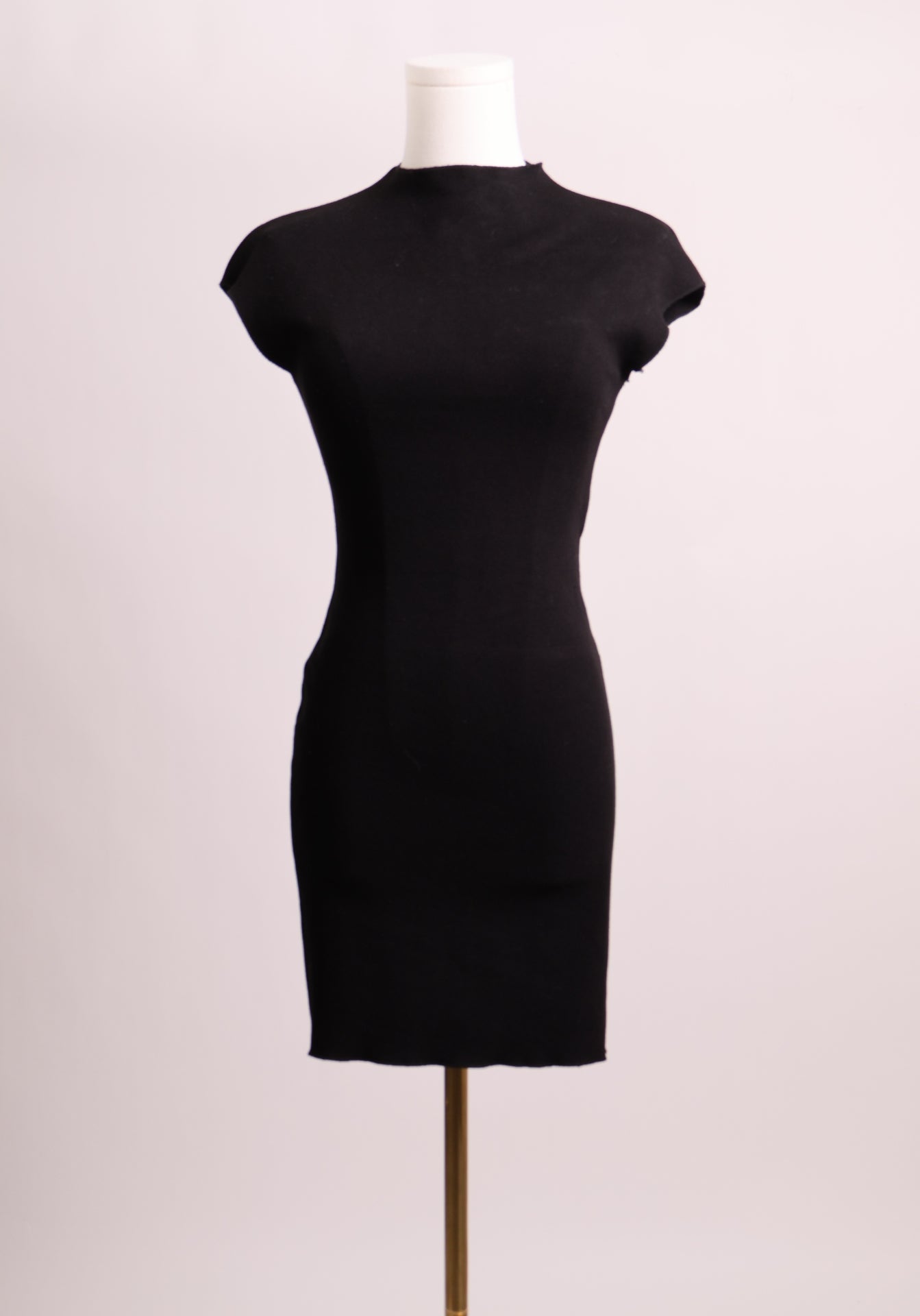 Robe courte ajustée sans manche et col montant