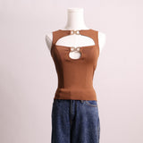 Camisole ajustée avec attaches dorées à l'avant