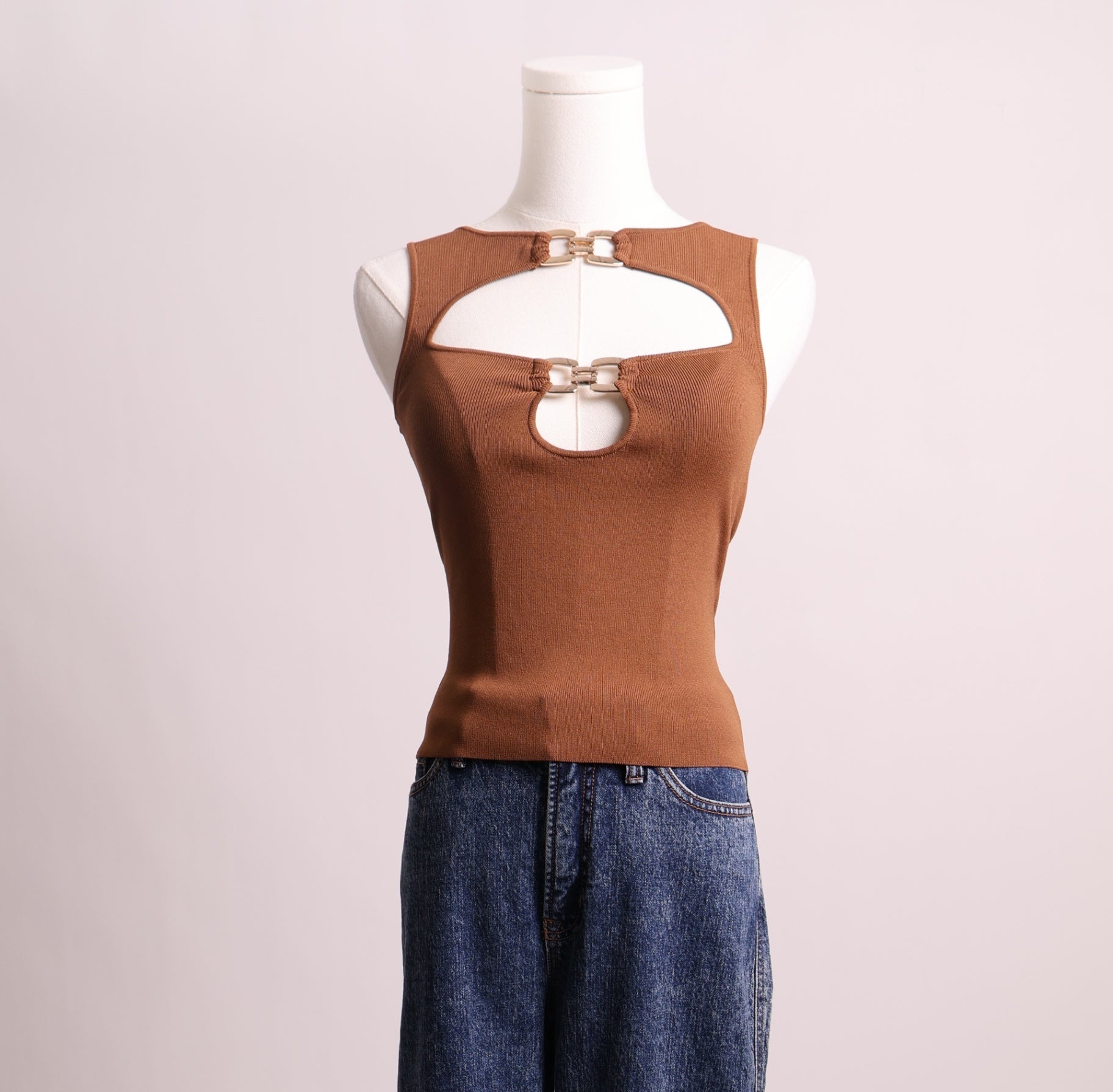 Camisole ajustée avec attaches dorées à l'avant
