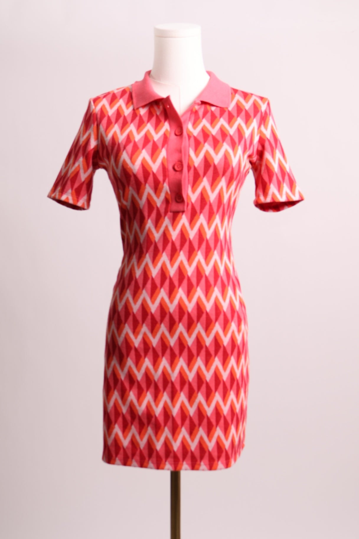 Robe courte à motifs avec col et boutons