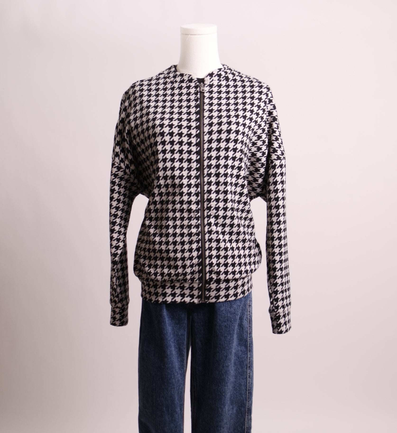 Veste noire et blanche manches longues à fermeture éclair