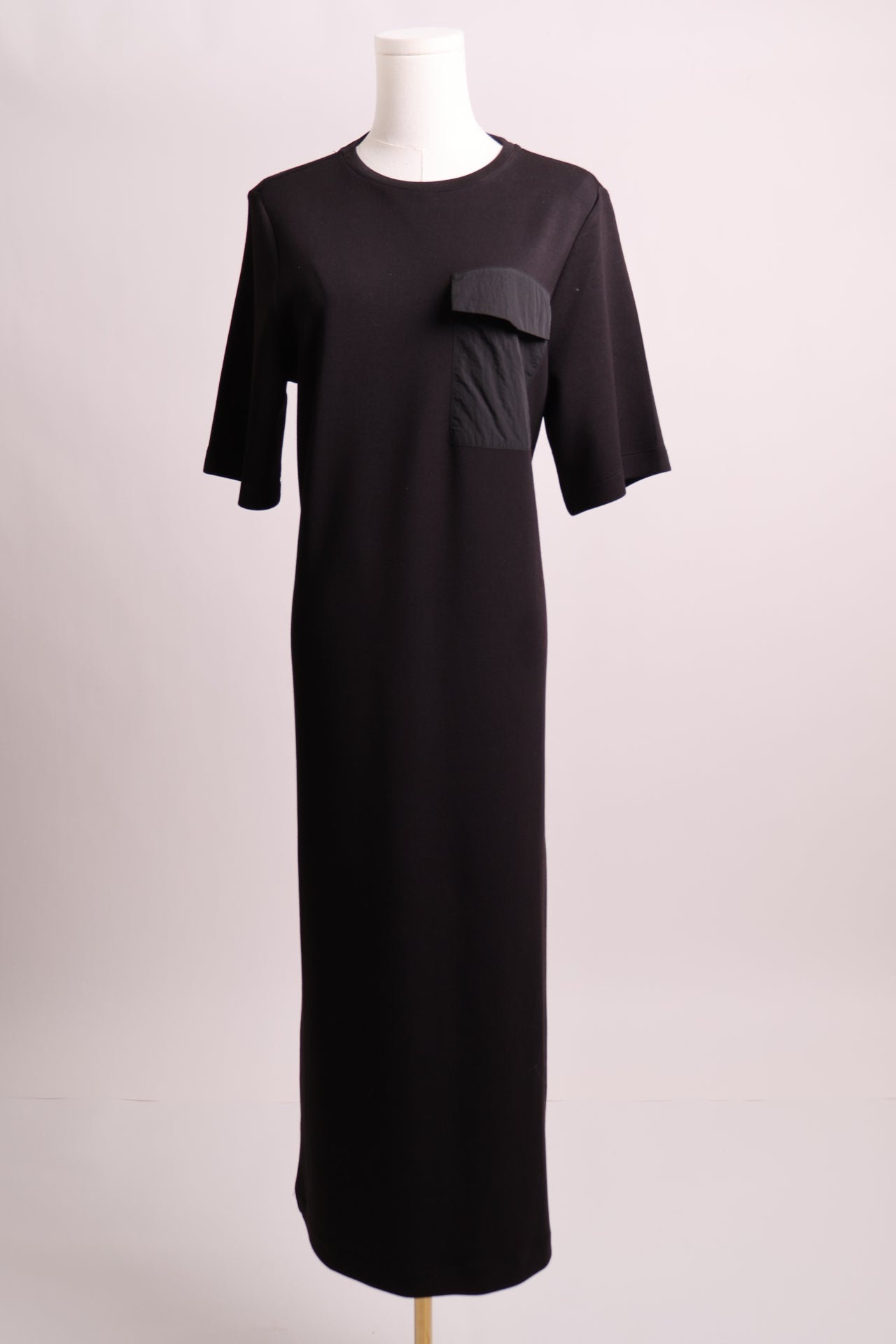Robe longue à manches courtes avec poche