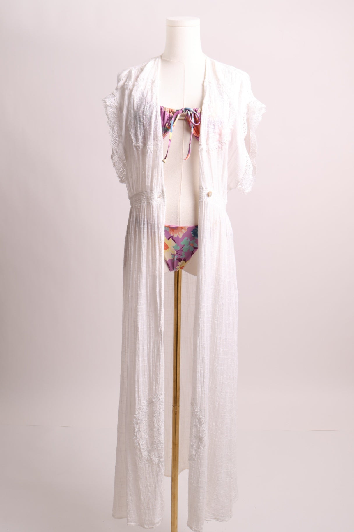 Robe cache-maillot avec un seul bouton à la taille