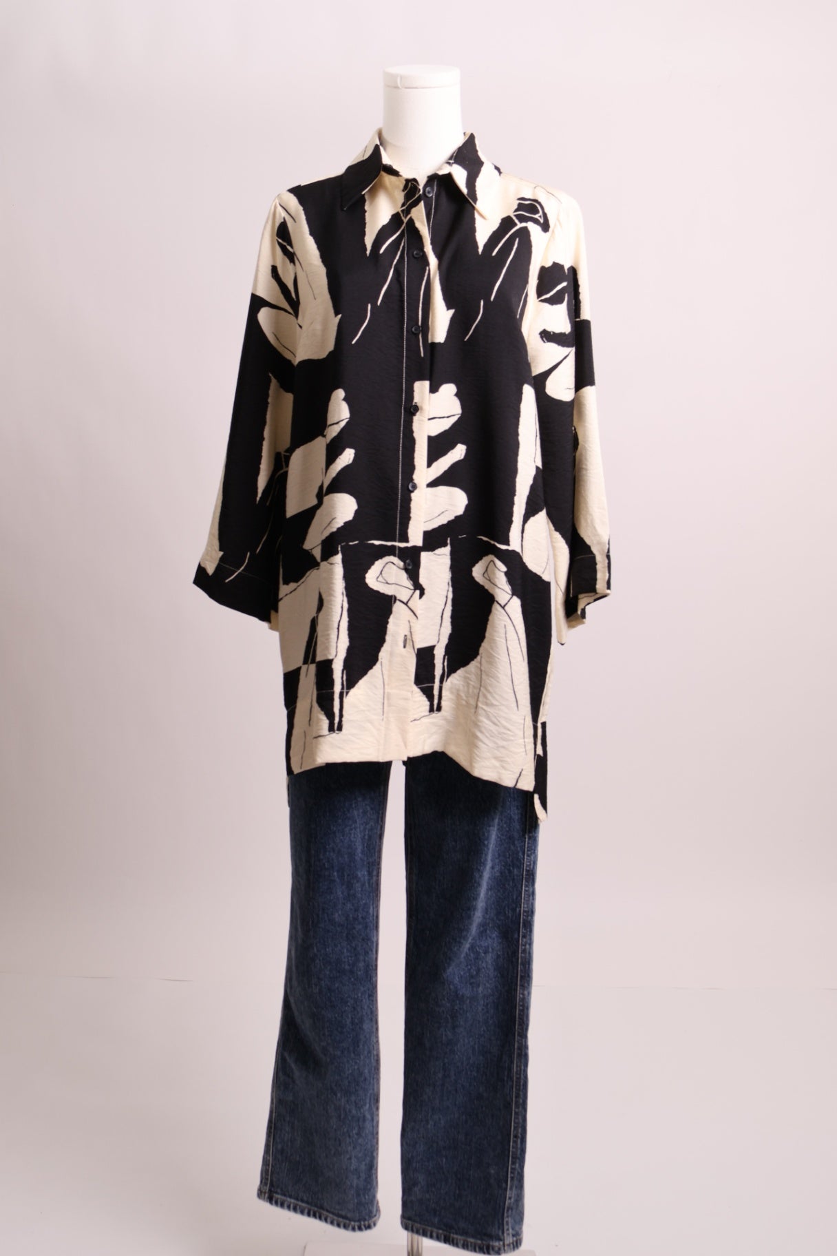 Chemise noire et crème à manches larges