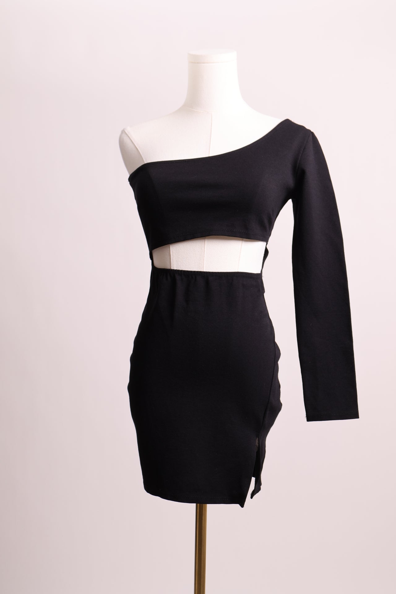 Robe courte ajustée à une seule manche