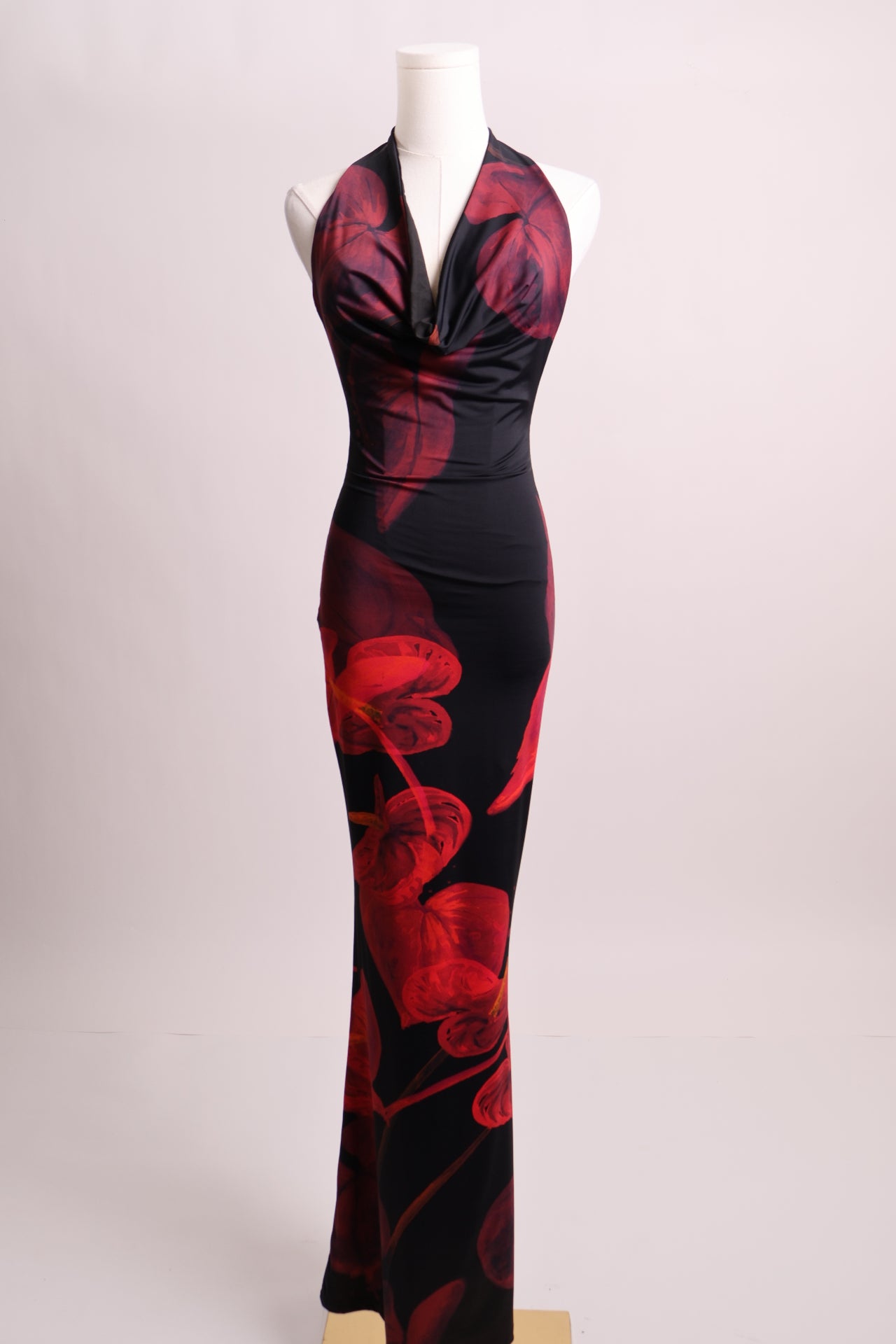 Robe longue fleurie sans manche attachée au coup