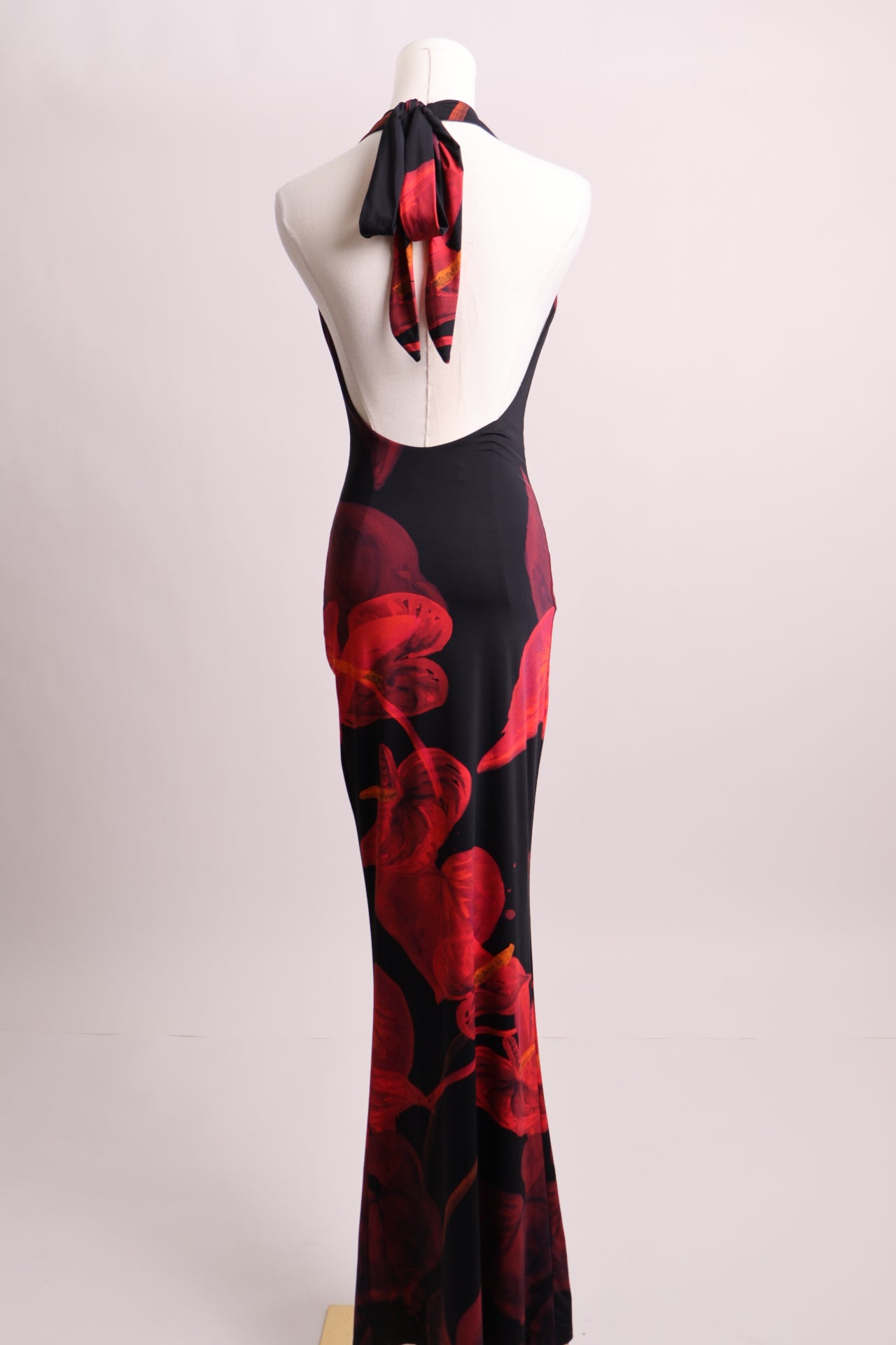 Robe longue fleurie sans manche attachée au coup