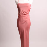 Robe longue satinée à fines bretelles froncée sur un côté