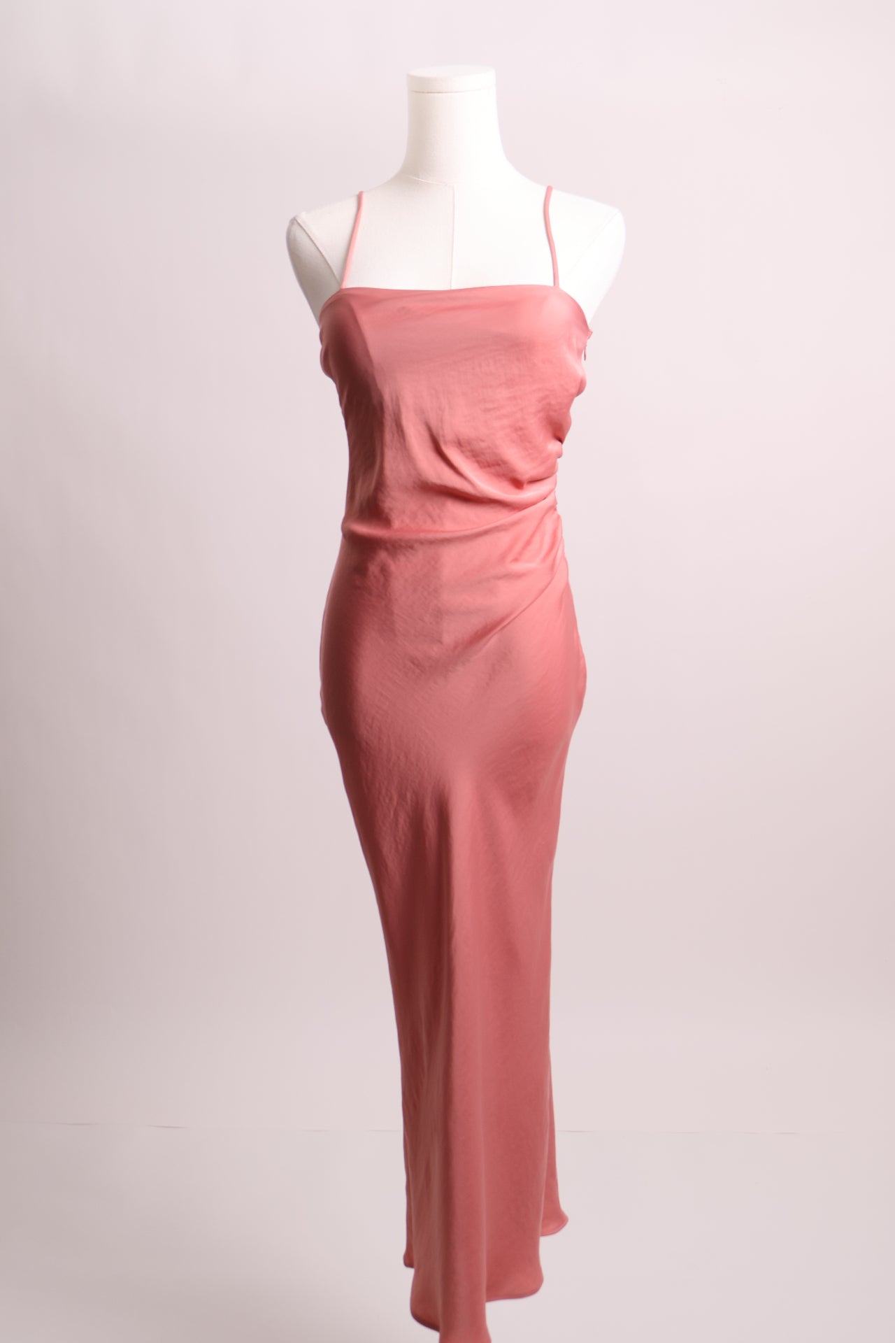 Robe longue satinée à fines bretelles froncée sur un côté