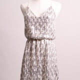 Robe courte à paillettes argentées
