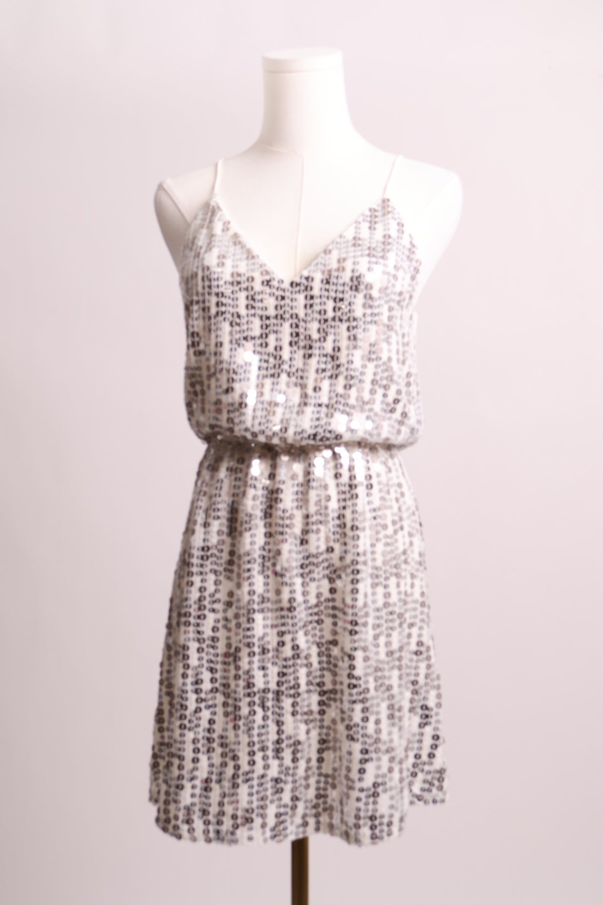 Robe courte à paillettes argentées