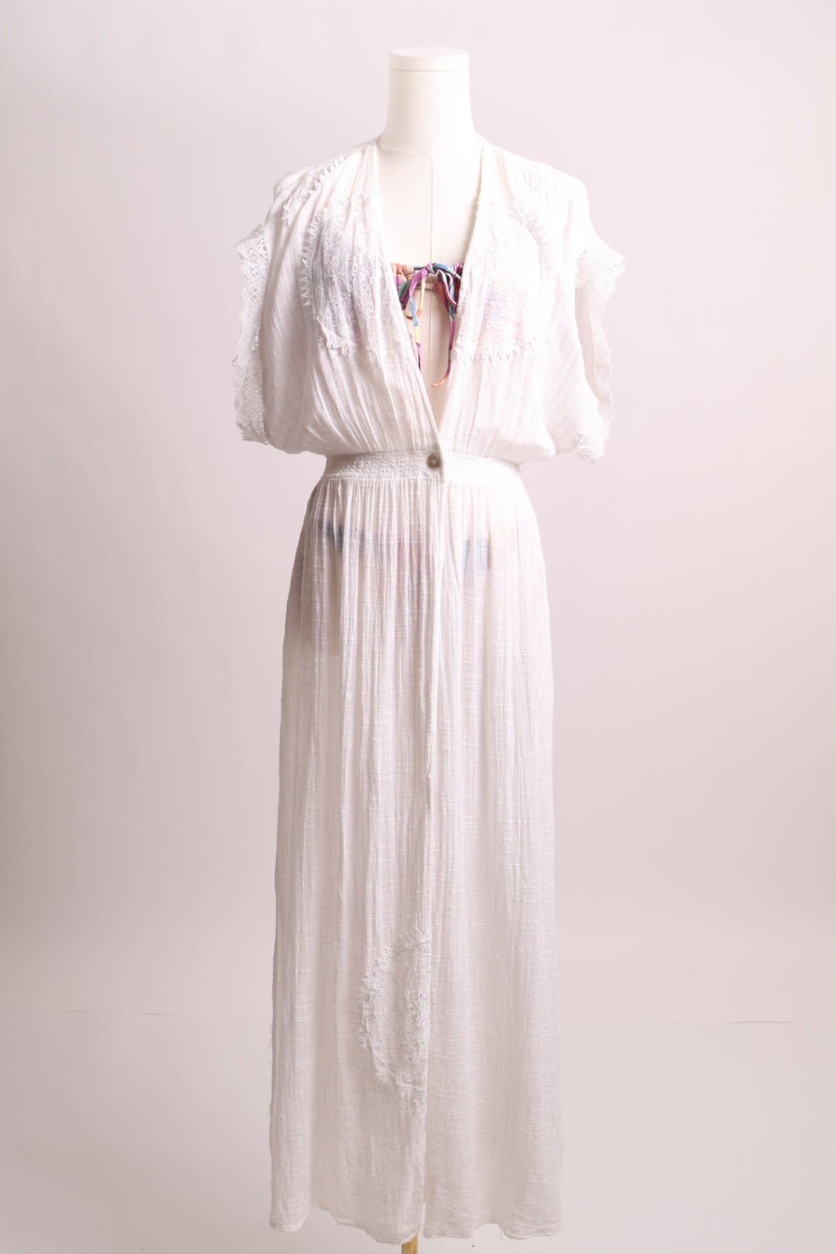 Robe cache-maillot avec un seul bouton à la taille