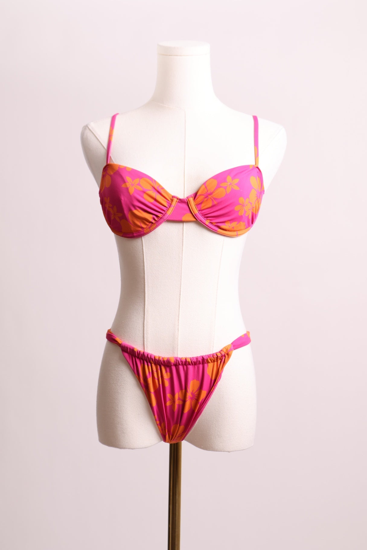 Maillot 2 pièces rose avec fleurs oranges