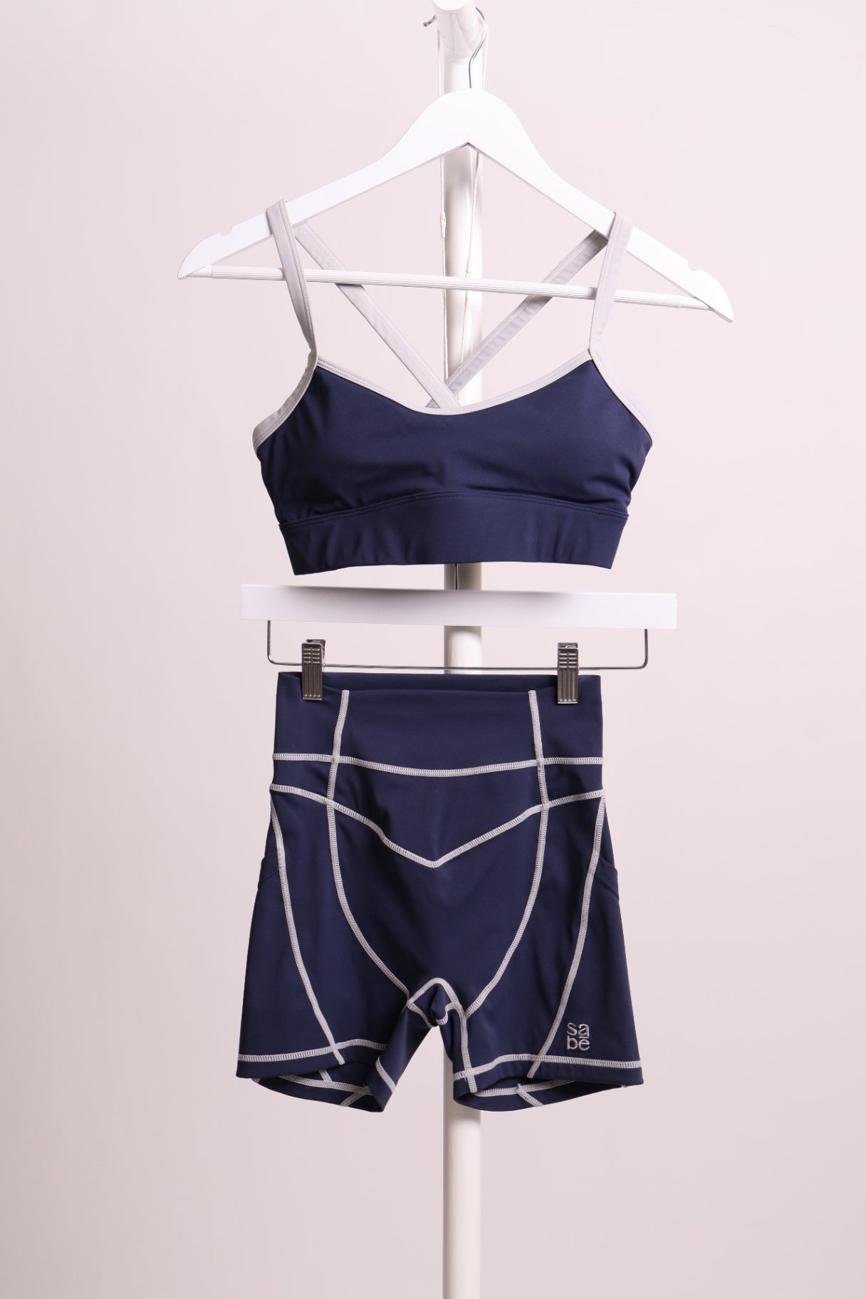 Legging court avec surcoutures et top assorti