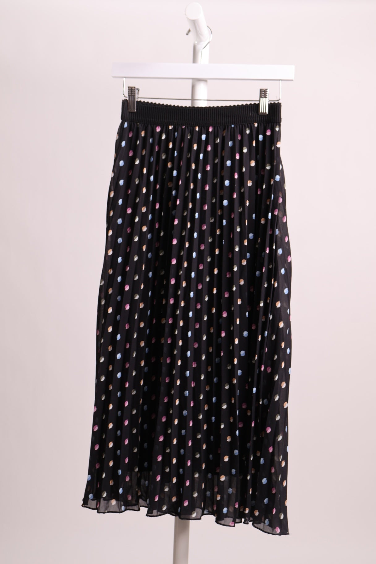 Jupe longue plissée noire à pois multicolores