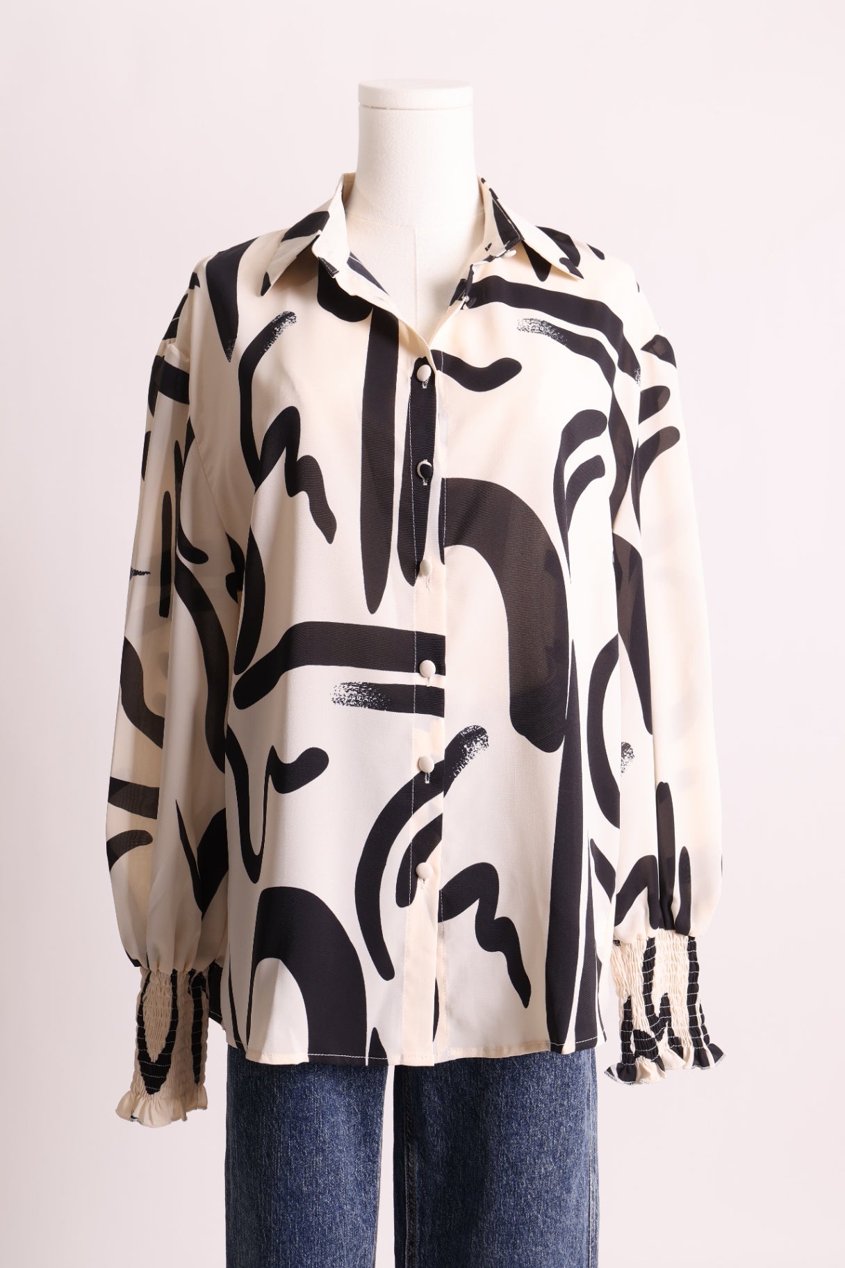 Chemise à motifs abstraits et à manches style nid d'abeille