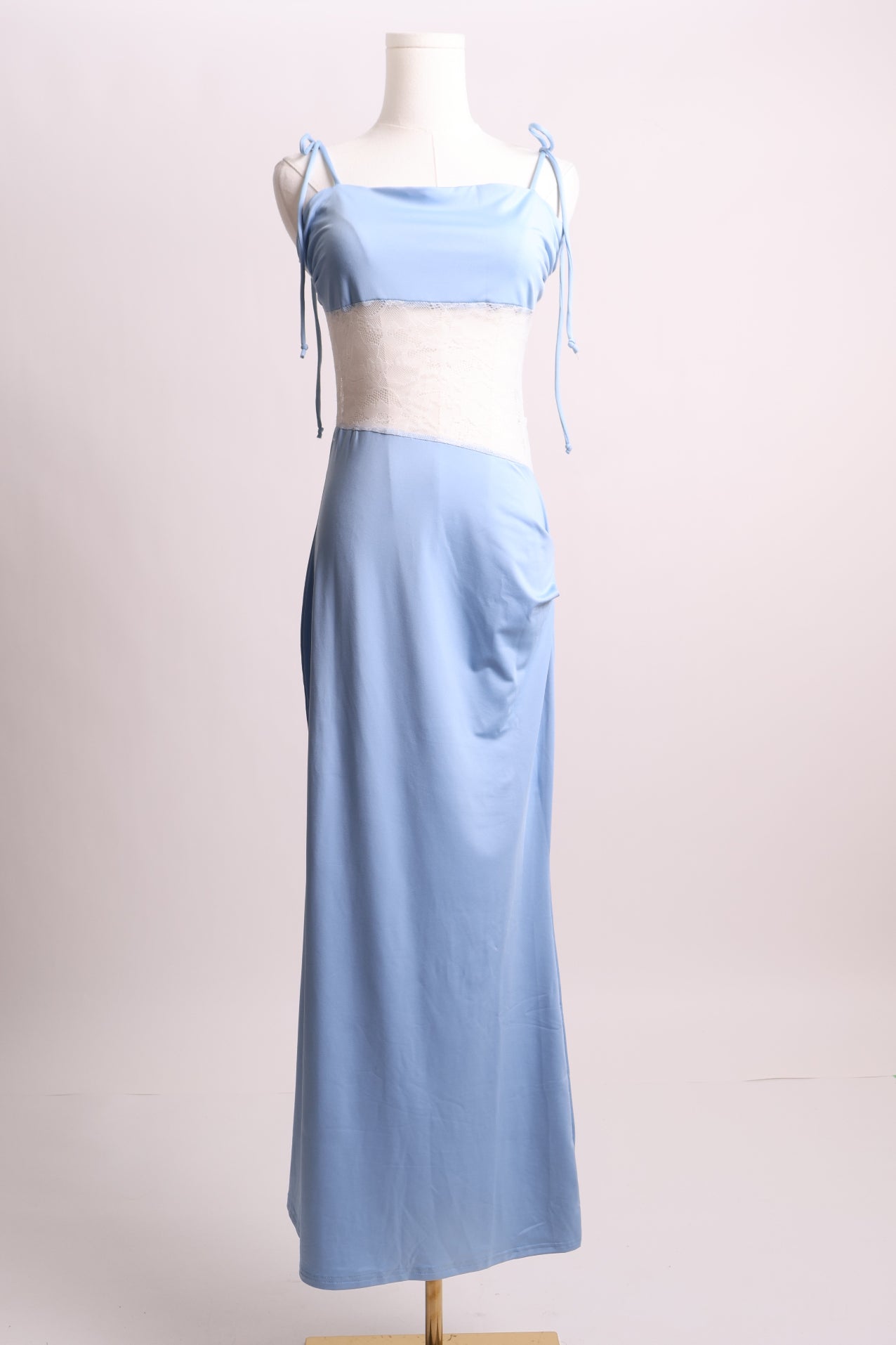 Robe longue avec dentelle et ouverture sur un côté