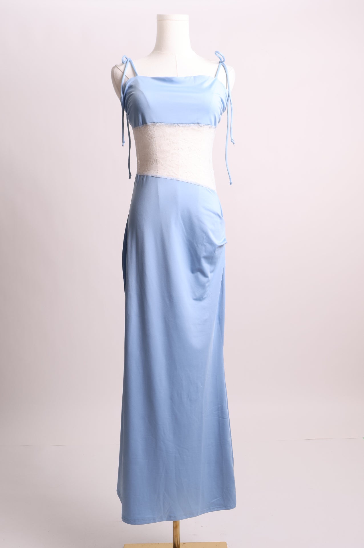 Robe longue avec dentelle et ouverture sur un côté