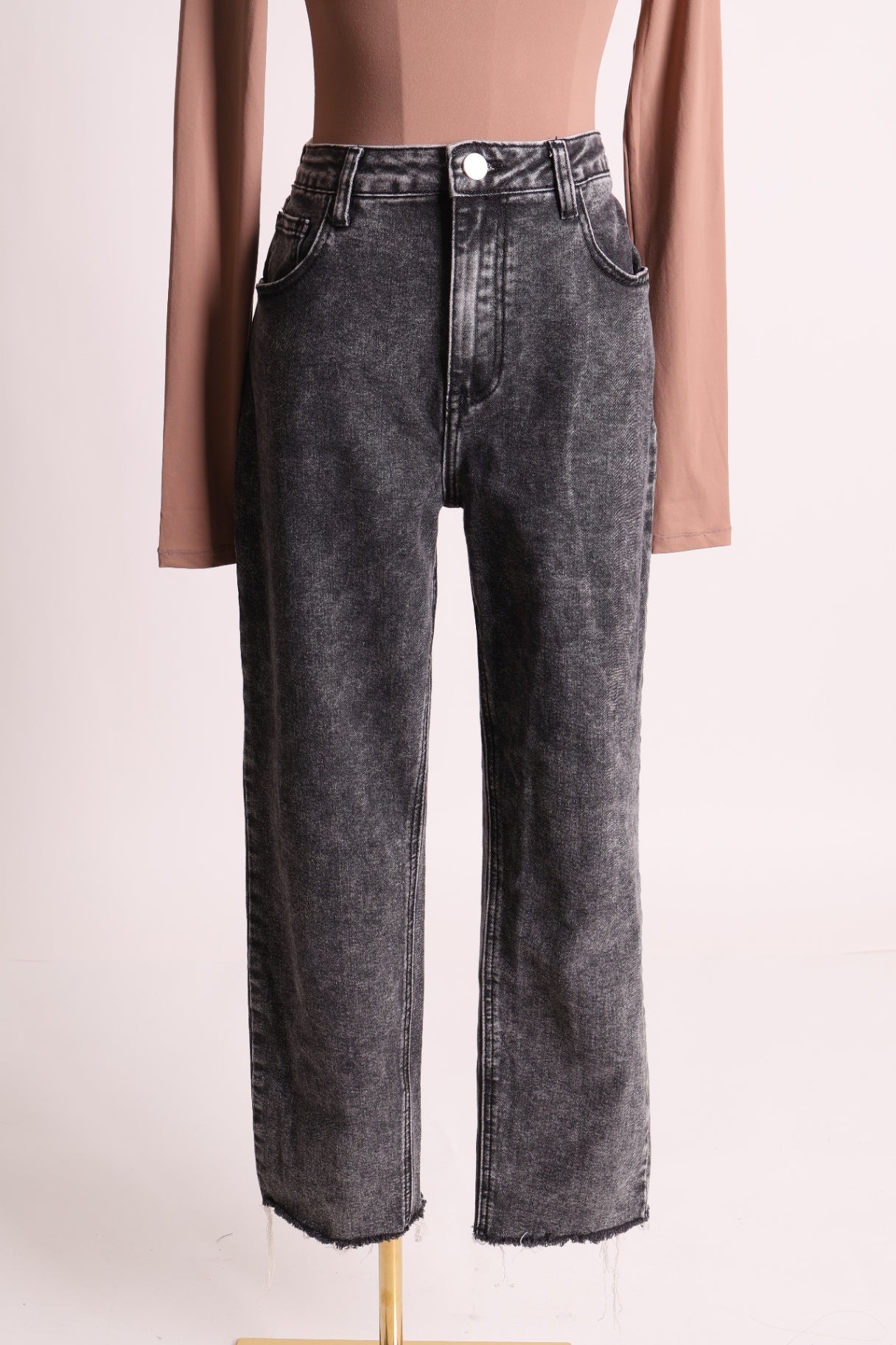 Jean droit avec bas de pantalon effilochés