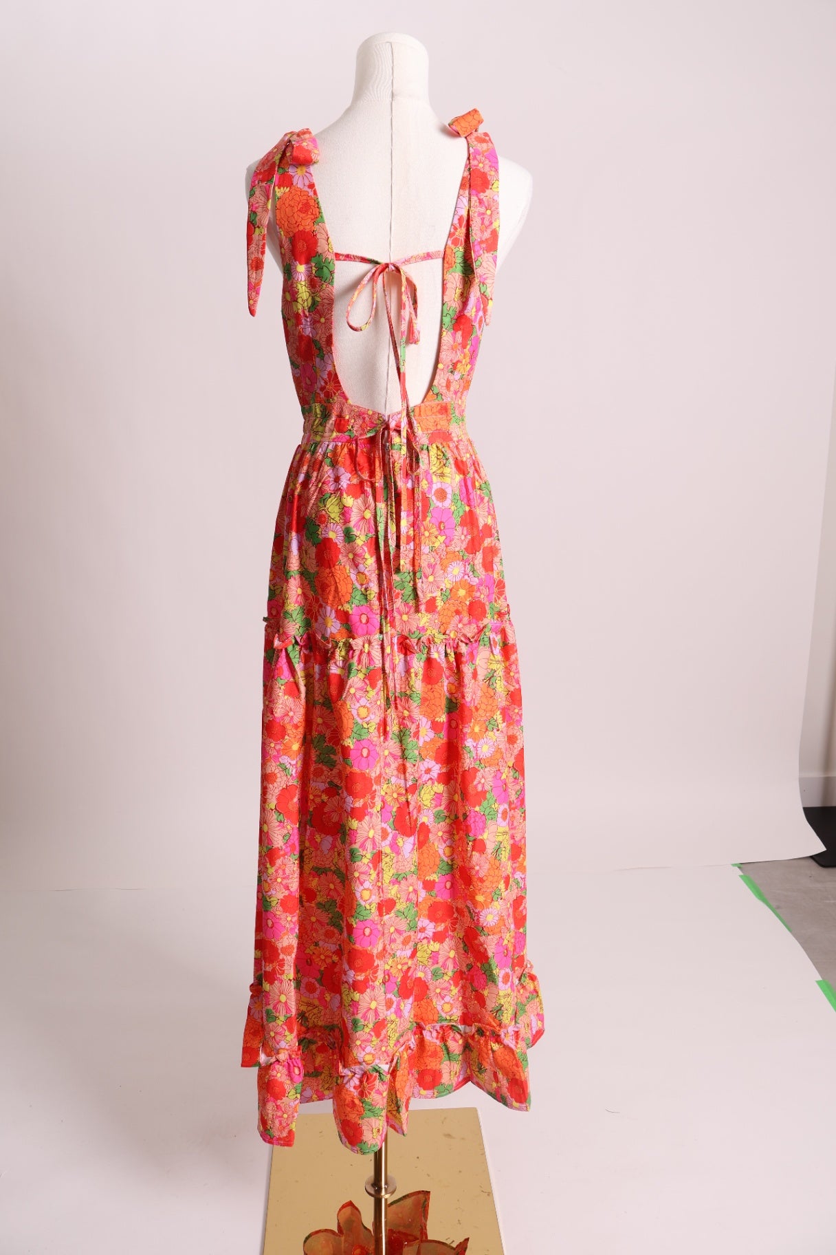 Robe fleurie avec nid d'abeille au devant et bretelles à boucles