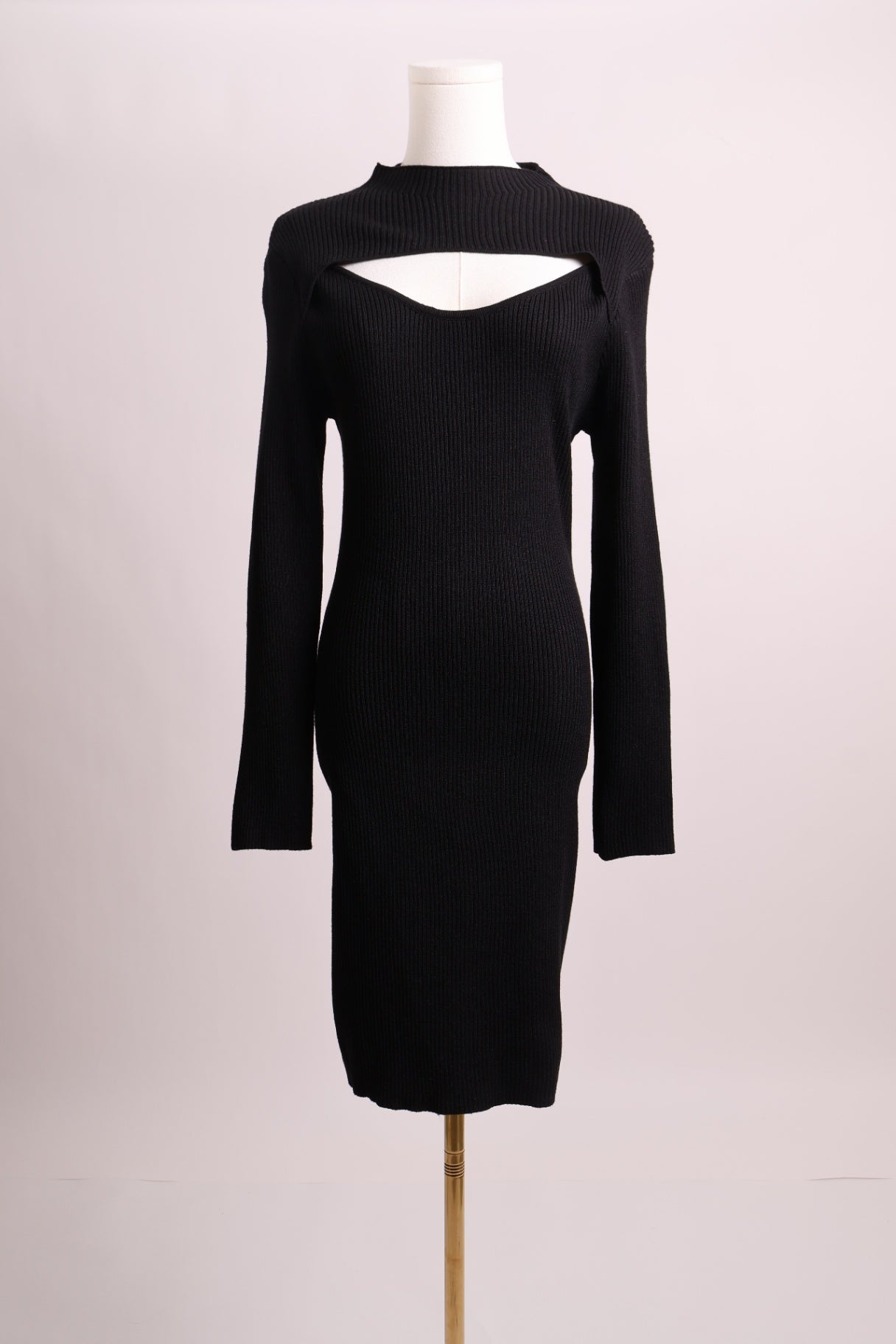 Robe moulante avec découpe sur la poitrine