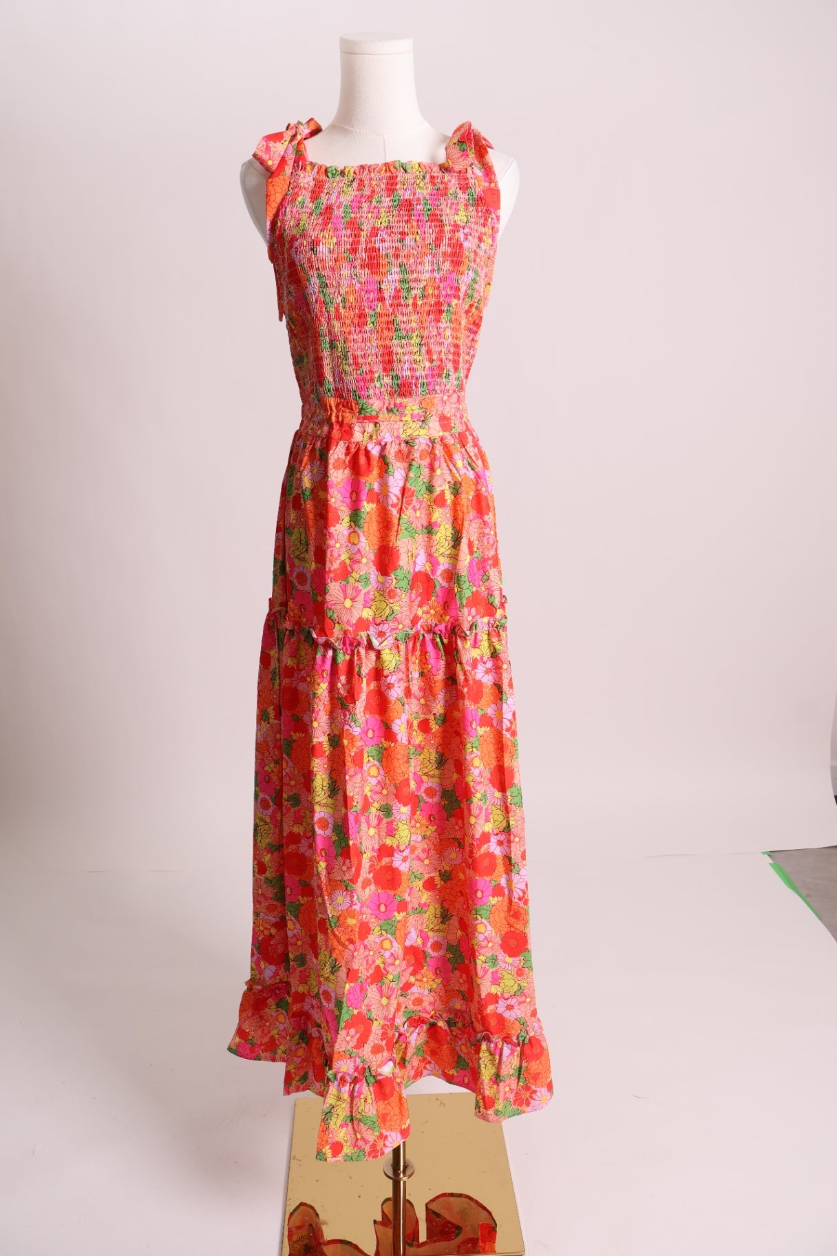Robe fleurie avec nid d'abeille au devant et bretelles à boucles