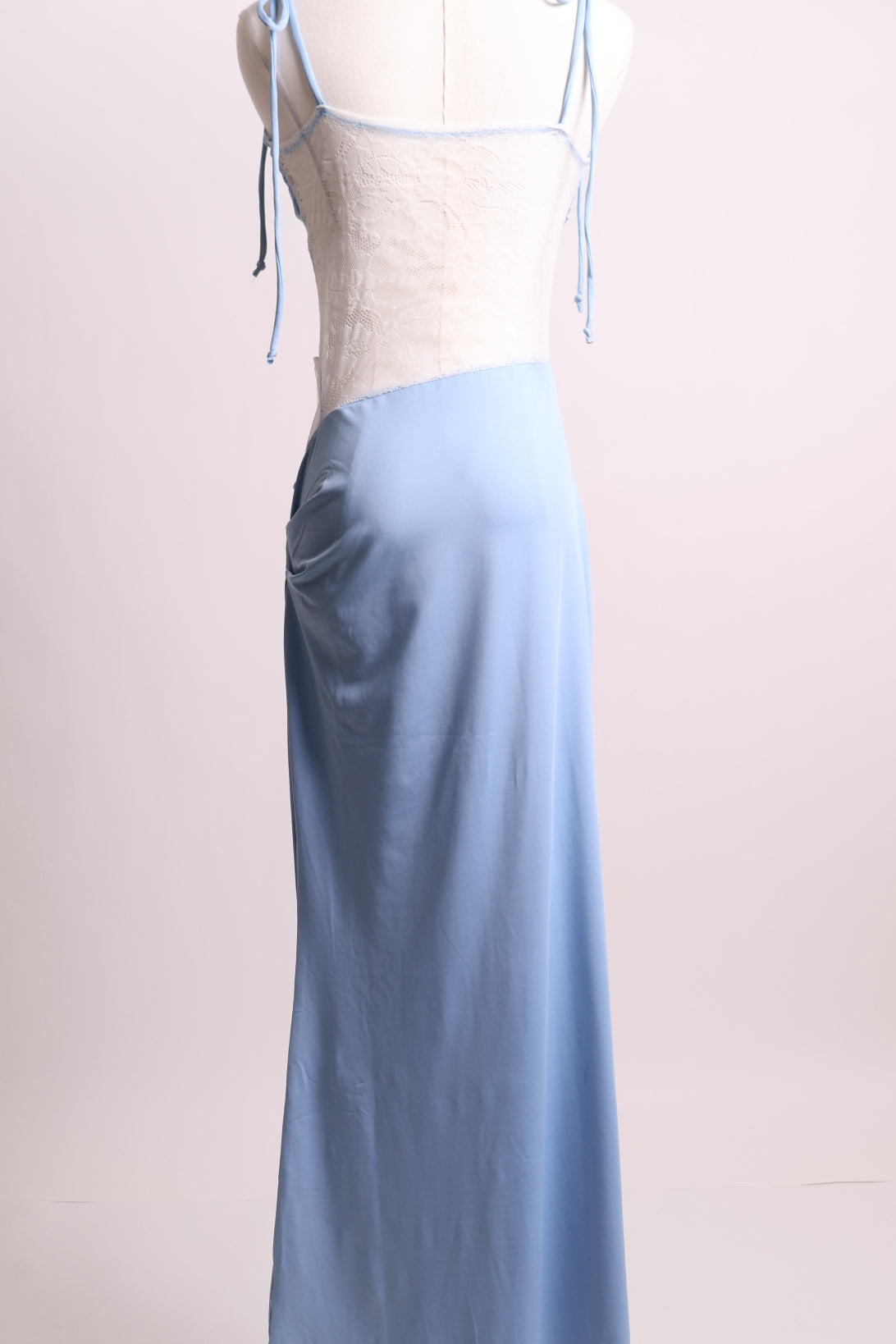 Robe longue avec dentelle et ouverture sur un côté