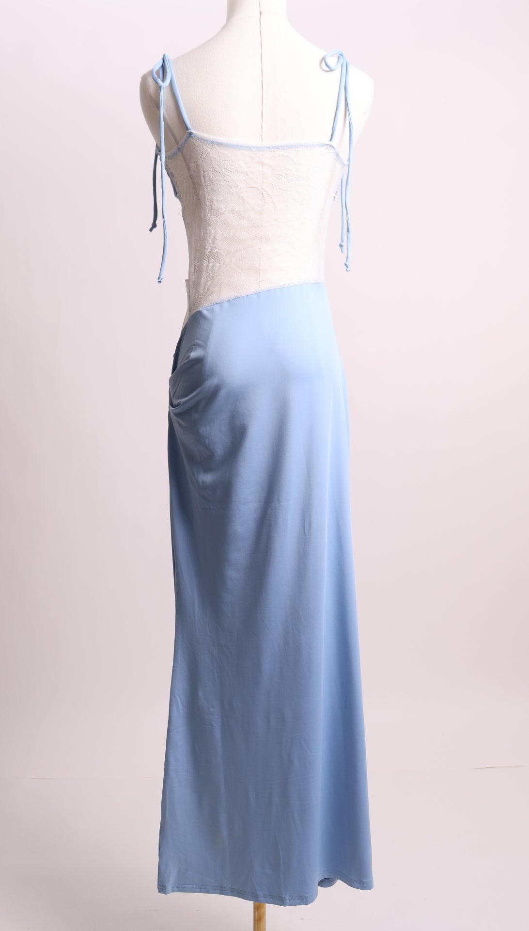 Robe longue avec dentelle et ouverture sur un côté