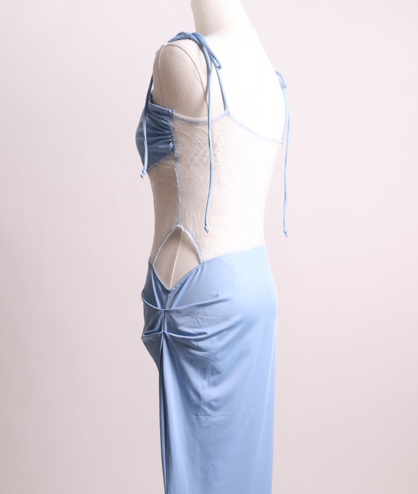 Robe longue avec dentelle et ouverture sur un côté