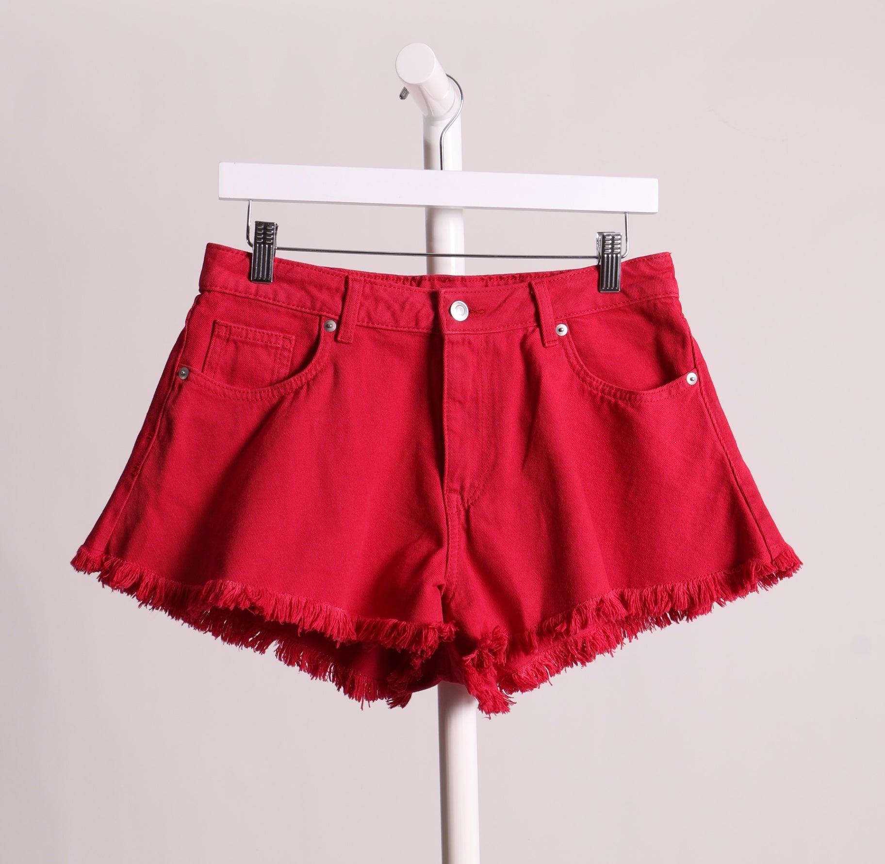 Short avec jambes effilochés