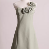 Robe courte avec fleurs cousues