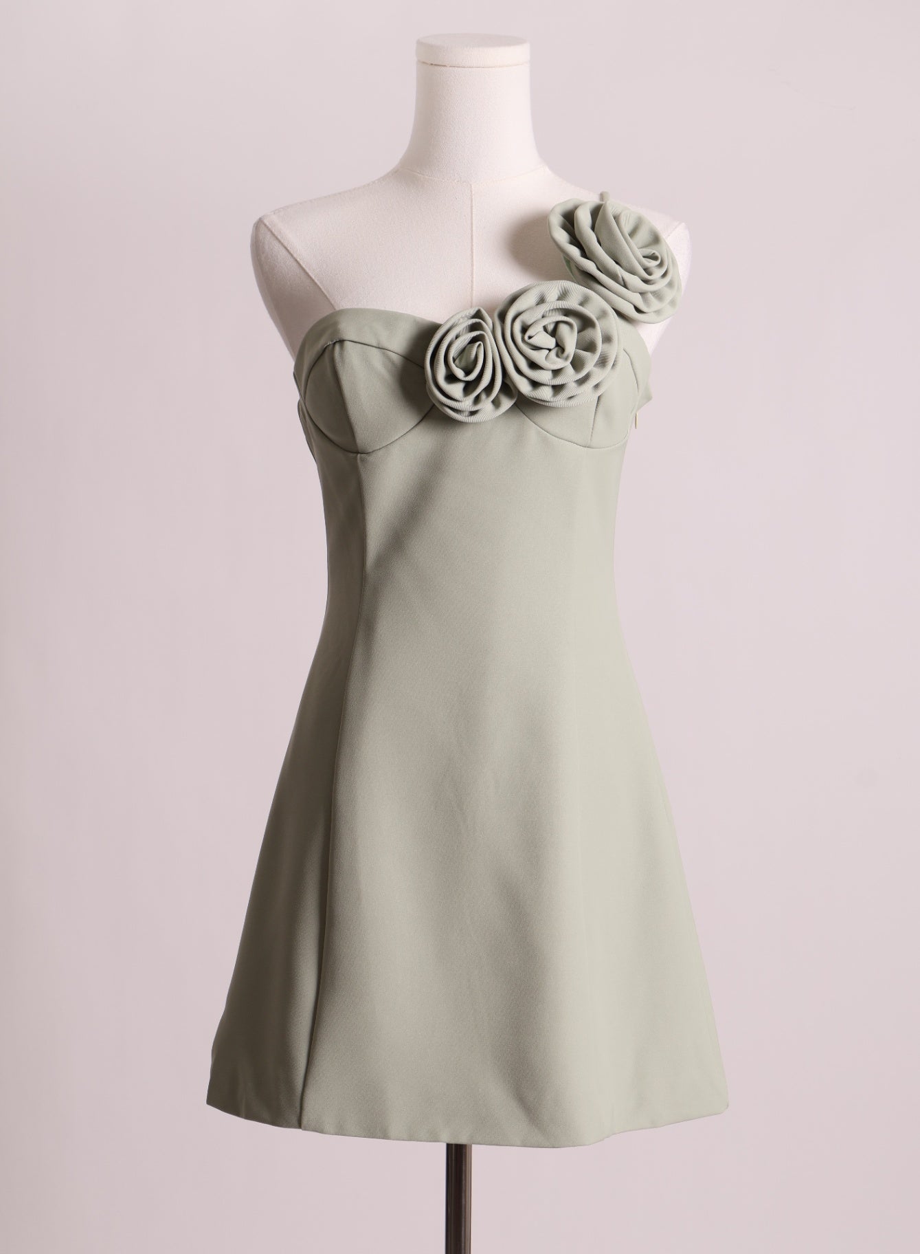 Robe courte avec fleurs cousues