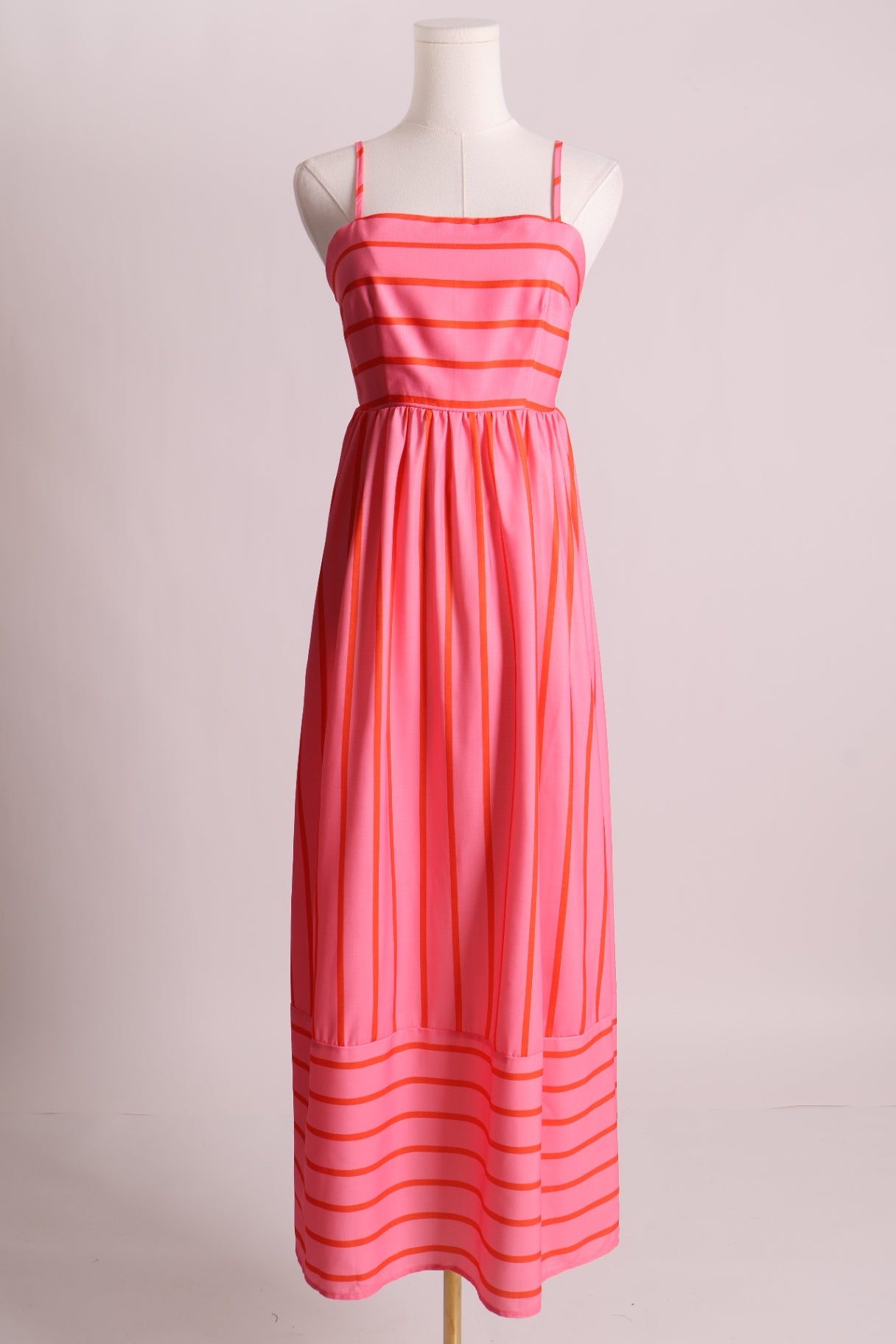 Robe fluide avec cut-out au dos et rayures horizontales et verticales