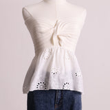 Haut bustier en tricot torsadé et une broderie anglaise