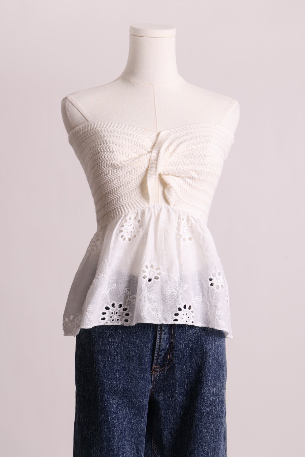 Haut bustier en tricot torsadé et une broderie anglaise