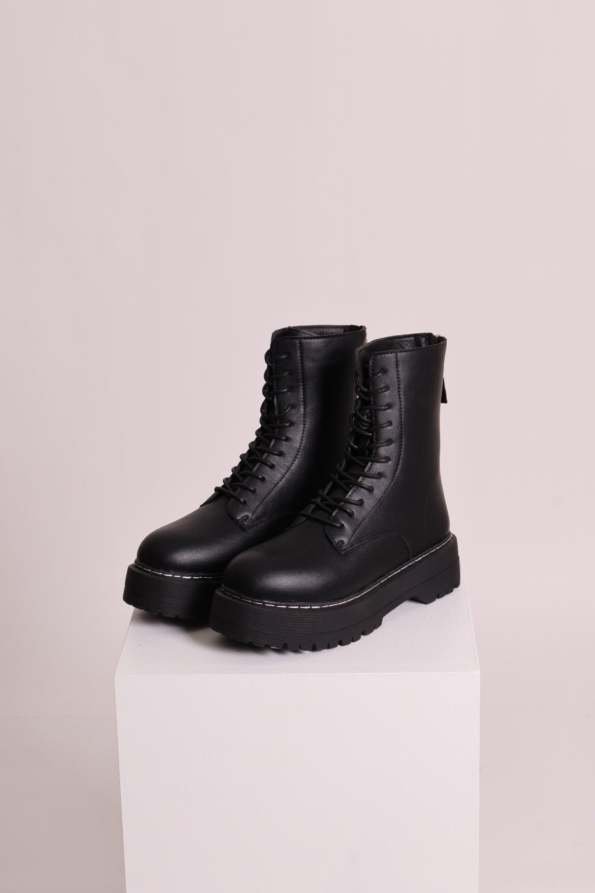 Bottes millitaires lacées à semelles épaisses