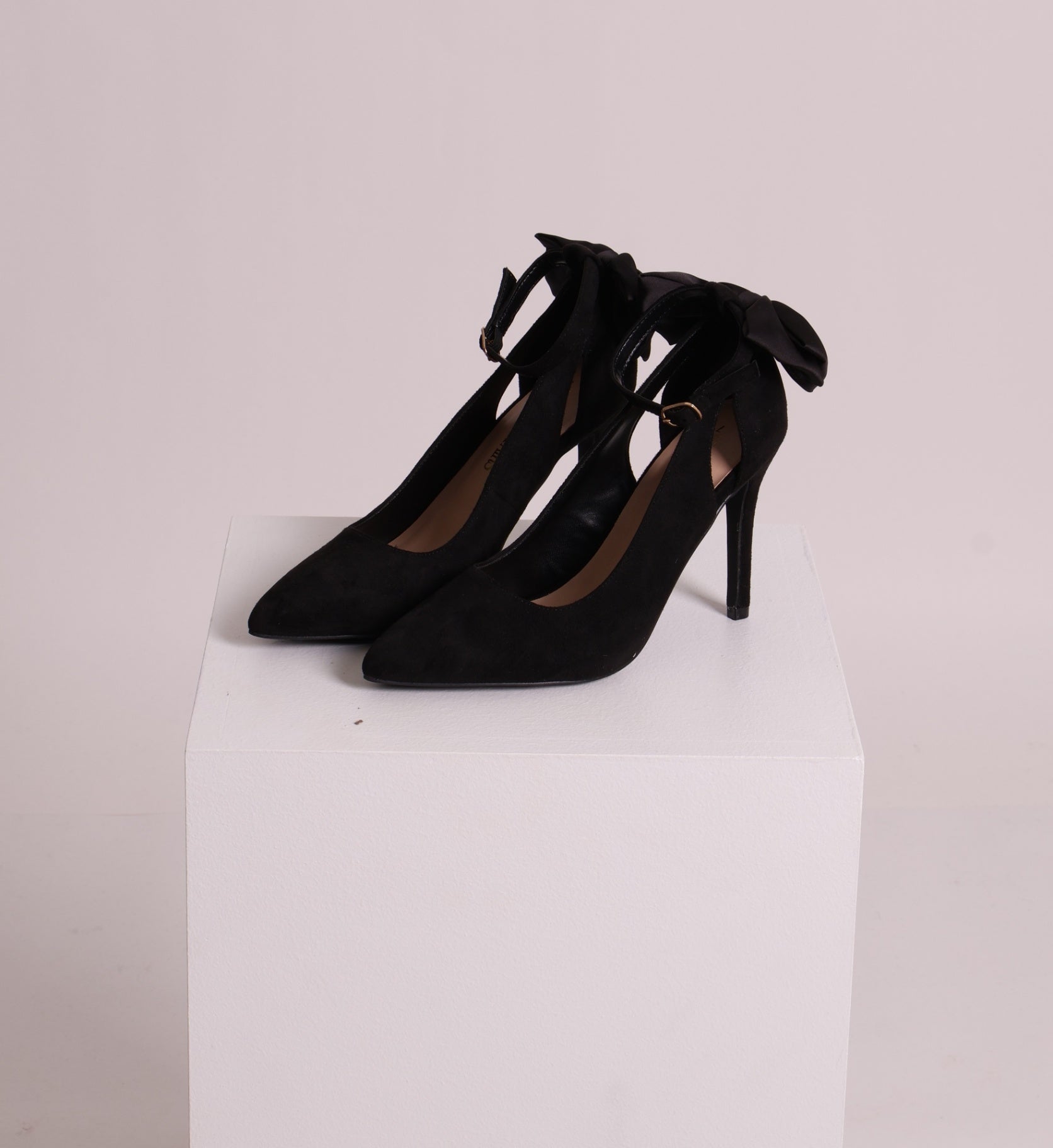 Talons hauts avec boucles noires
