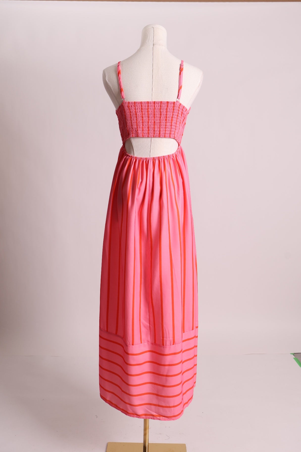 Robe fluide avec cut-out au dos et rayures horizontales et verticales