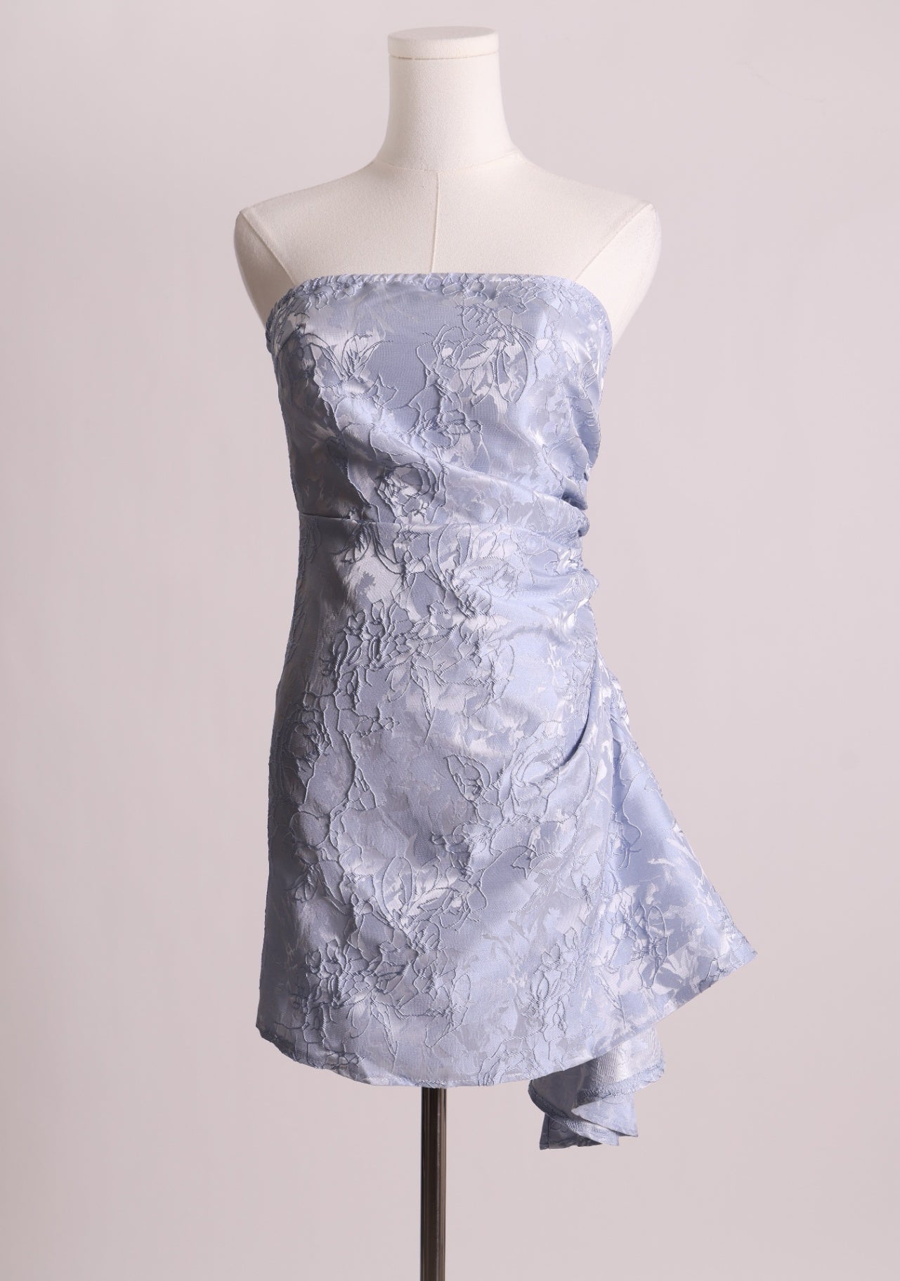 Robe courte sans manche avec motif de fleur brodé