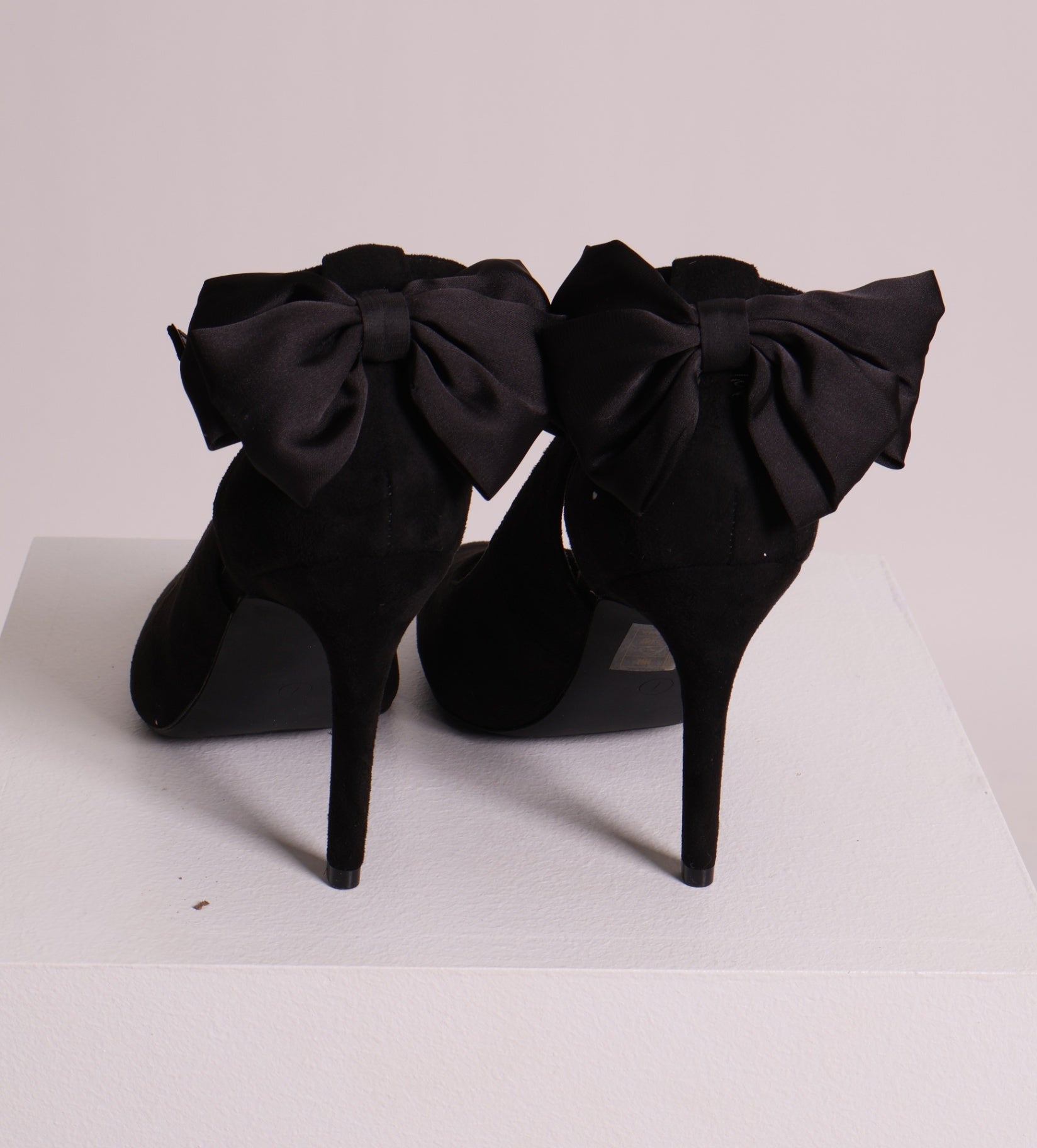Talons hauts avec boucles noires