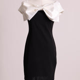 Robe courte avec boucle blanche