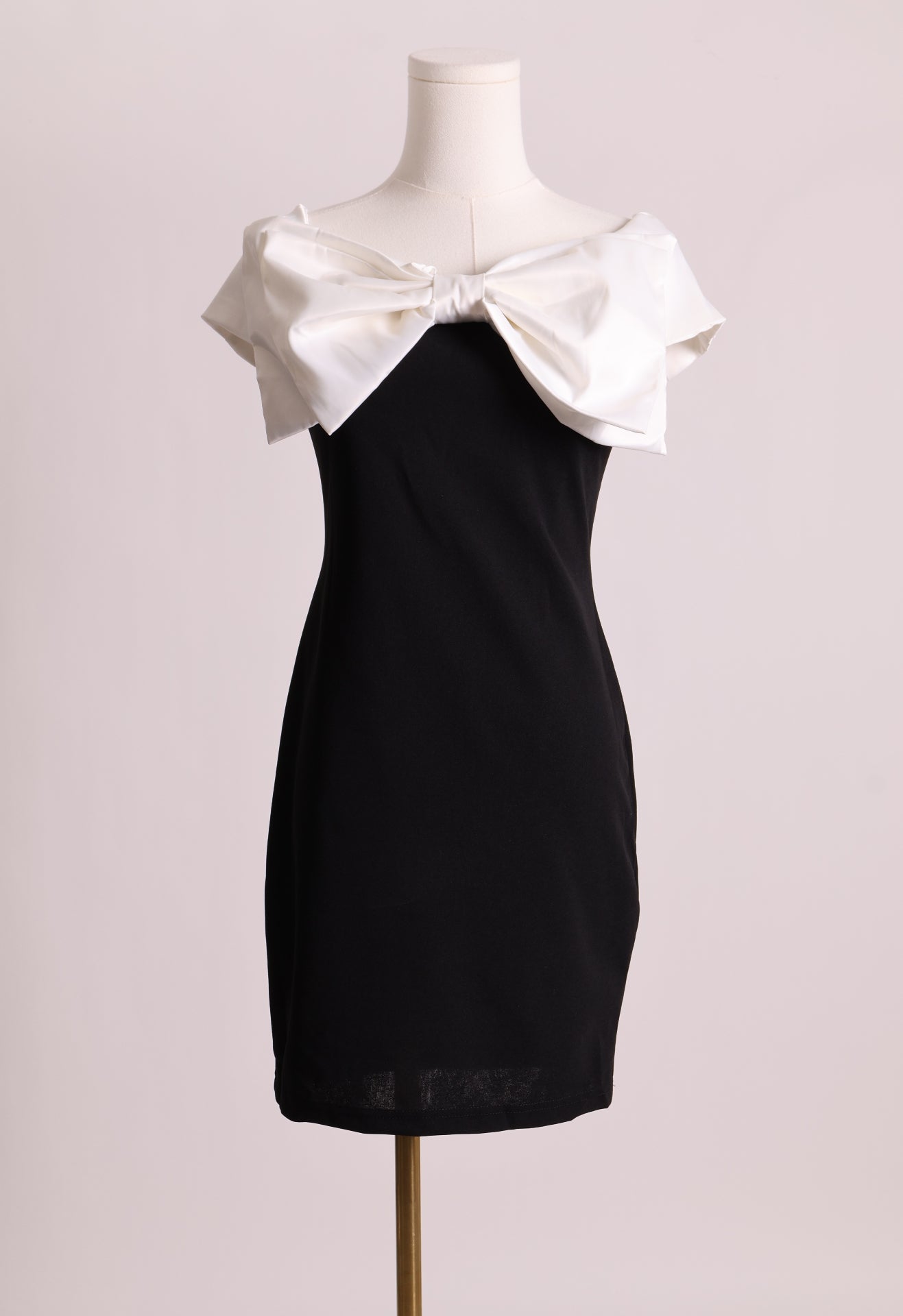 Robe courte avec boucle blanche