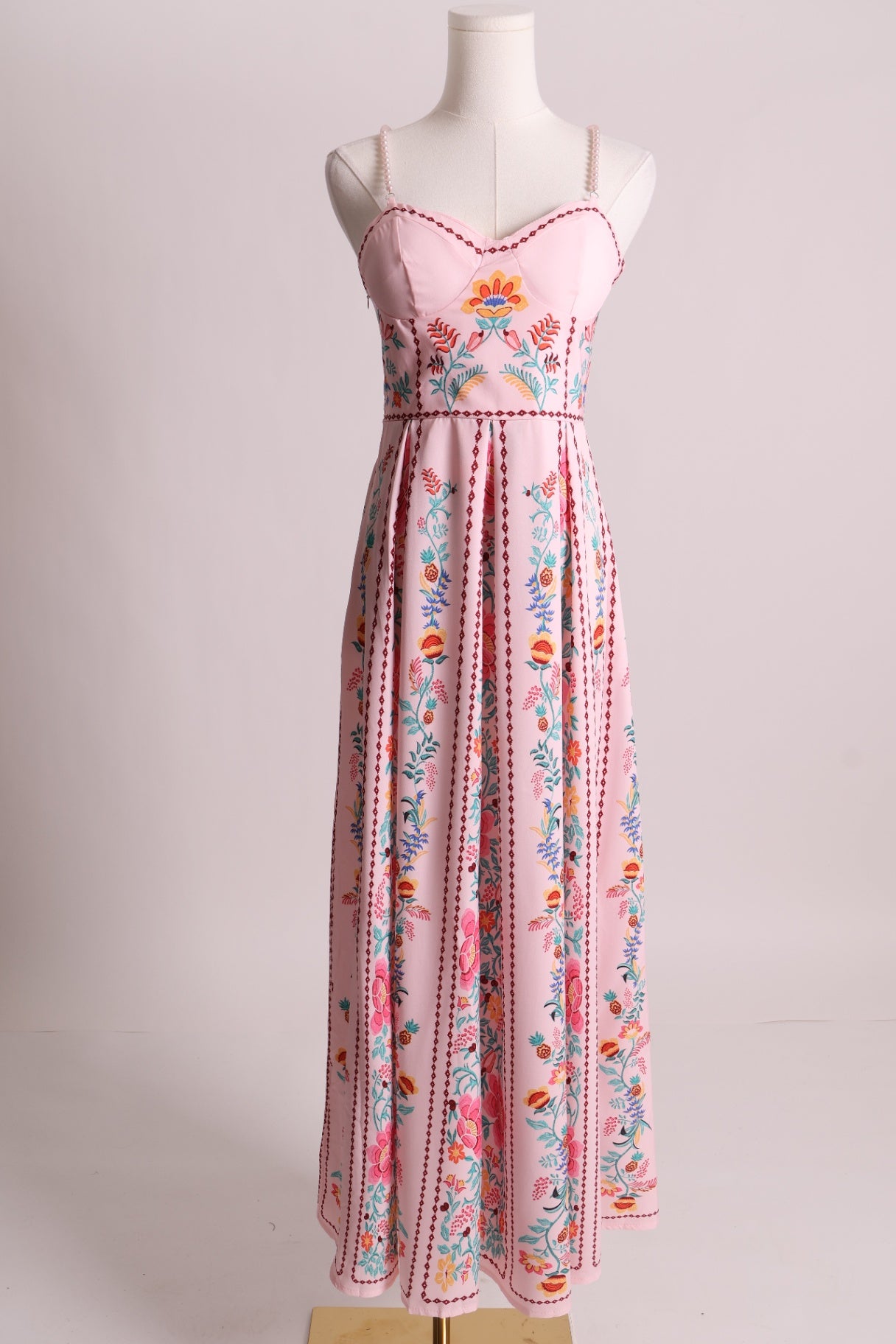 Robe longue fluide à motif de fleurs avec bretelles en perles