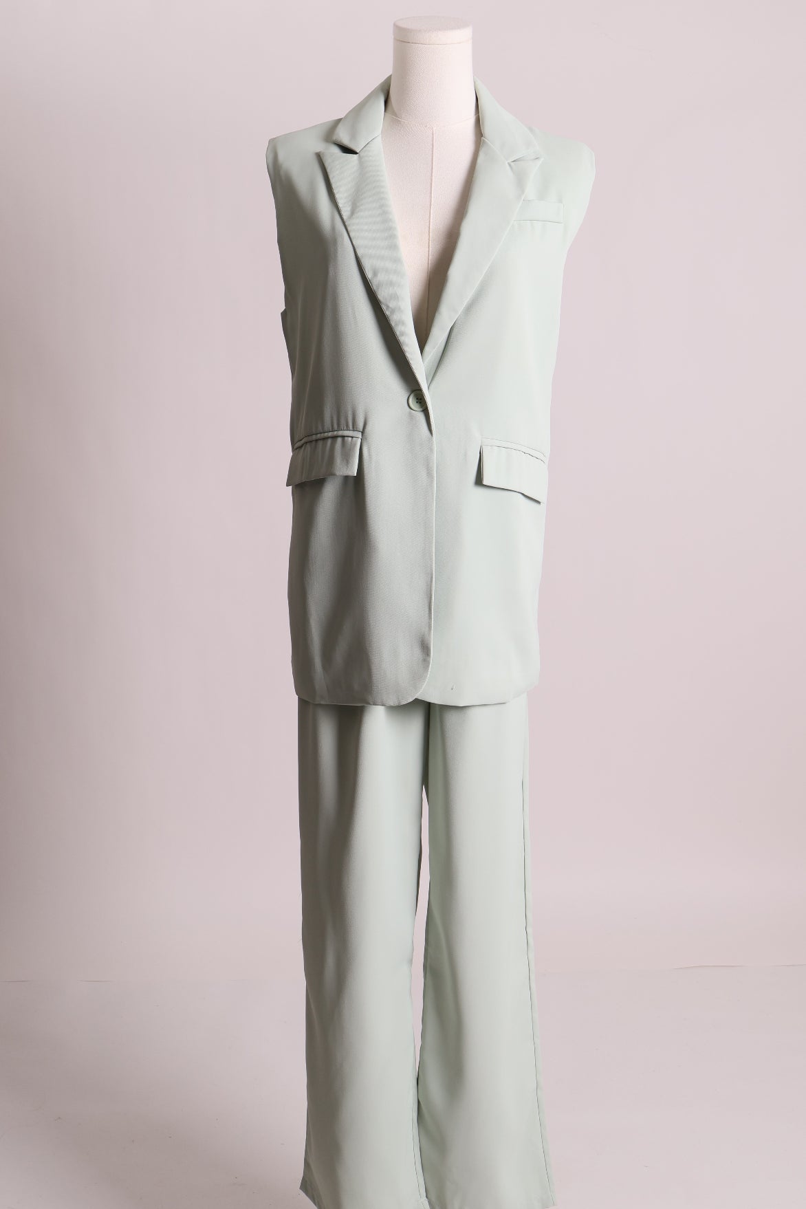 Ensemble avec veston sans manche et pantalon à coupe droite