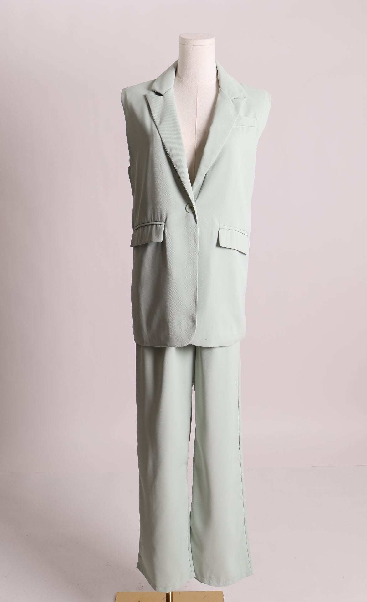 Ensemble avec veston sans manche et pantalon à coupe droite
