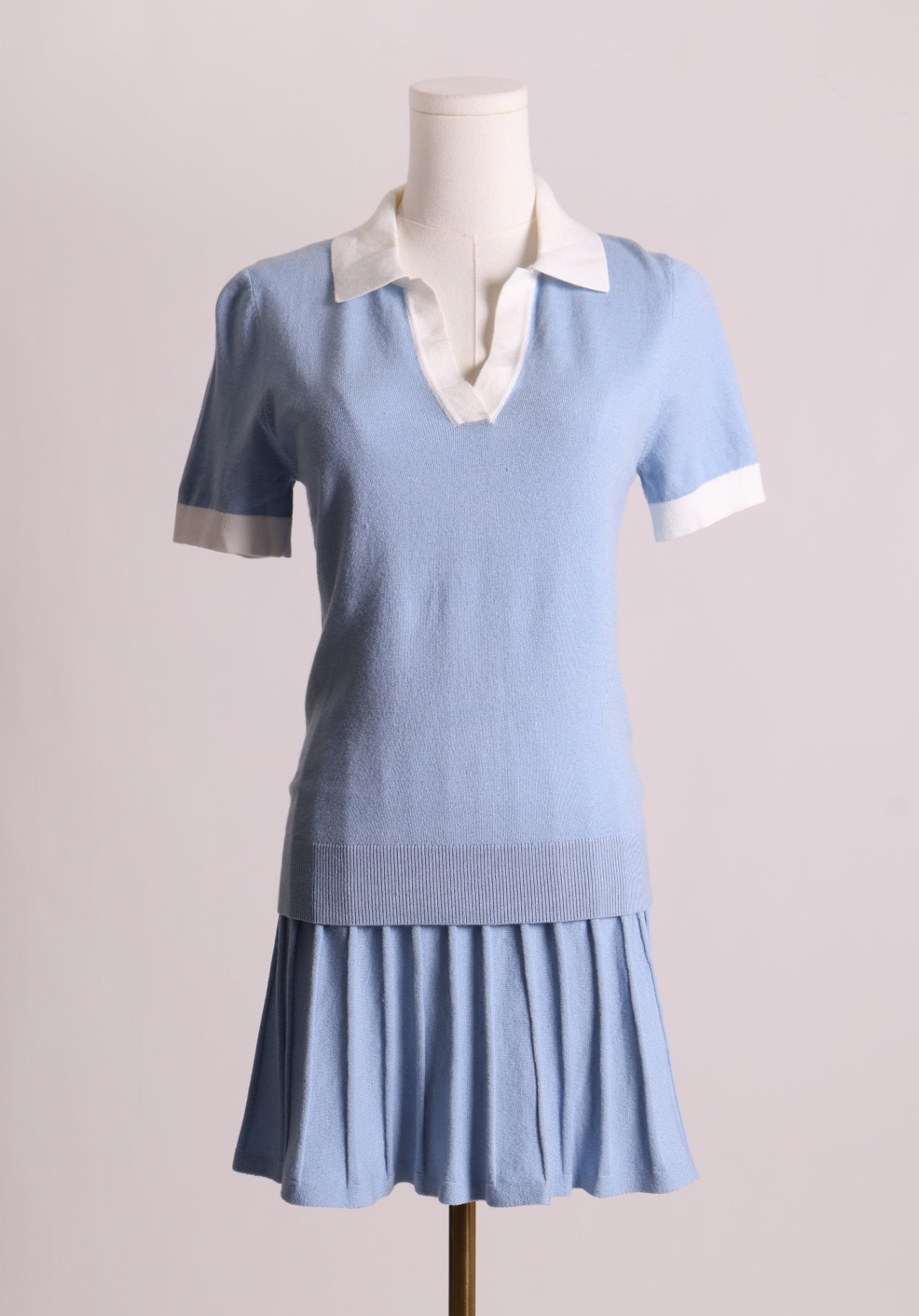 Ensemble avec haut et jupe à plis verticals