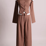 Ensemble avec haut à col rabattu et pantalon droit 