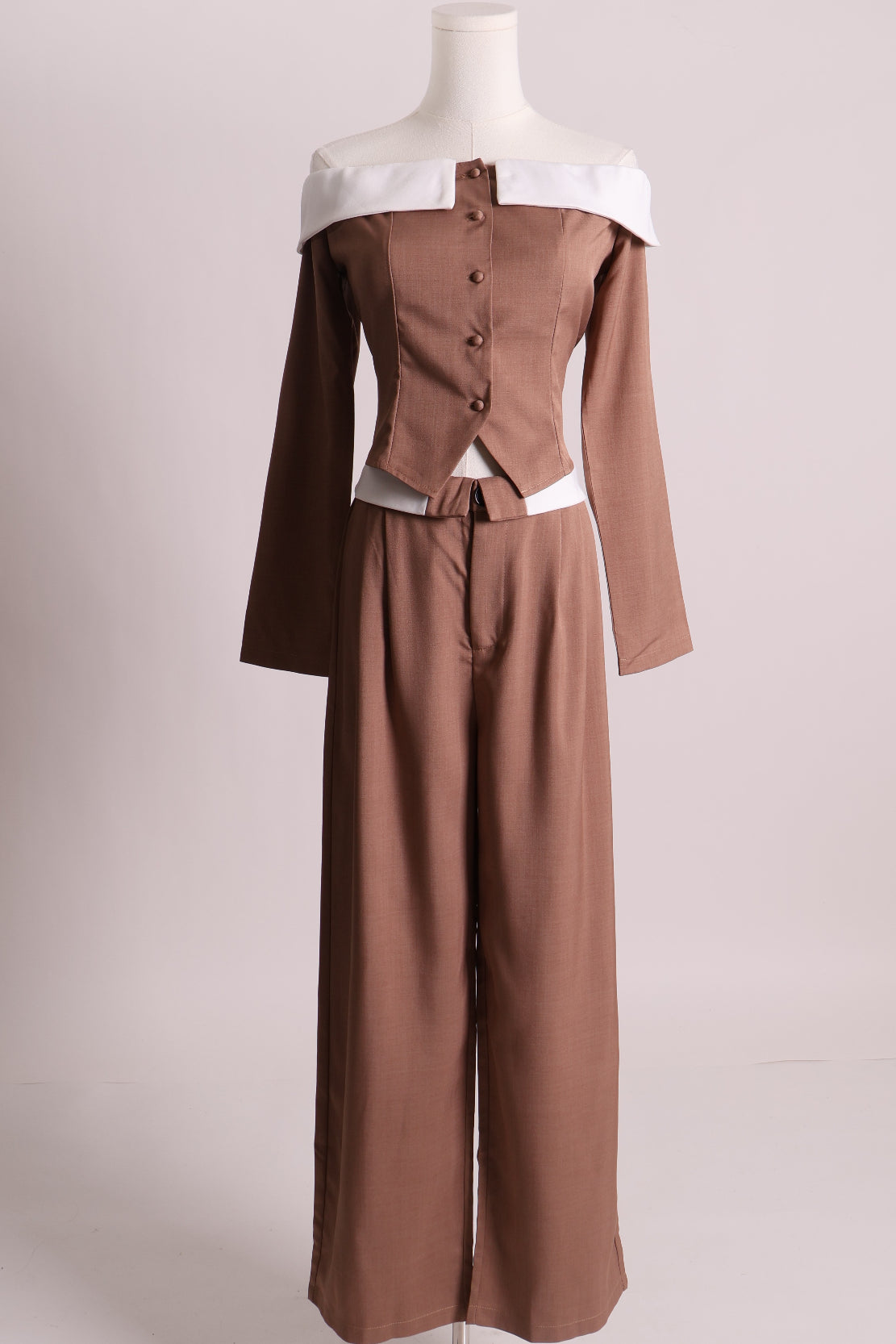 Ensemble avec haut à col rabattu et pantalon droit 
