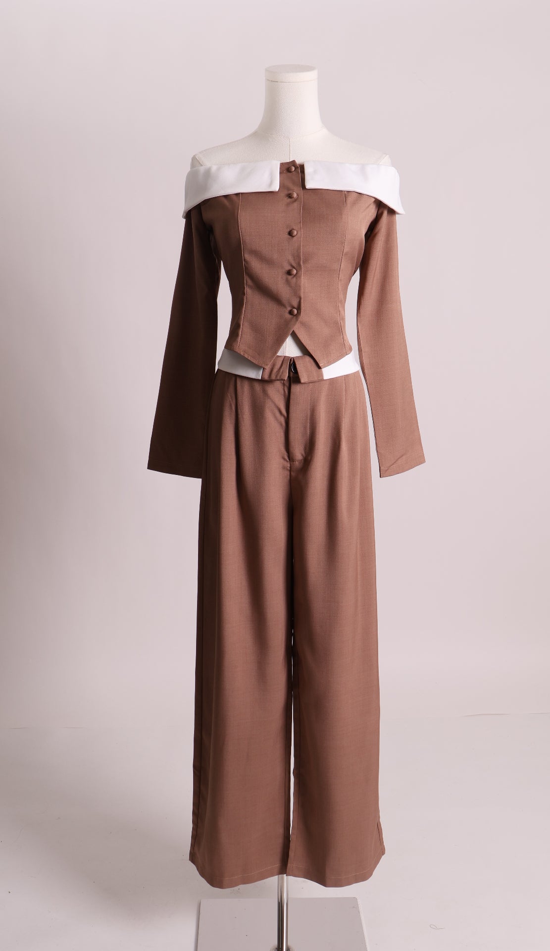 Ensemble avec haut à col rabattu et pantalon droit 