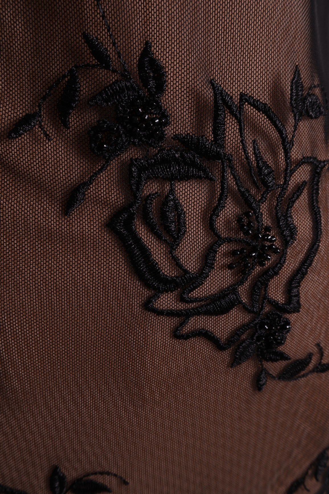 Robe midi avec broderies florales sur mesh transparent